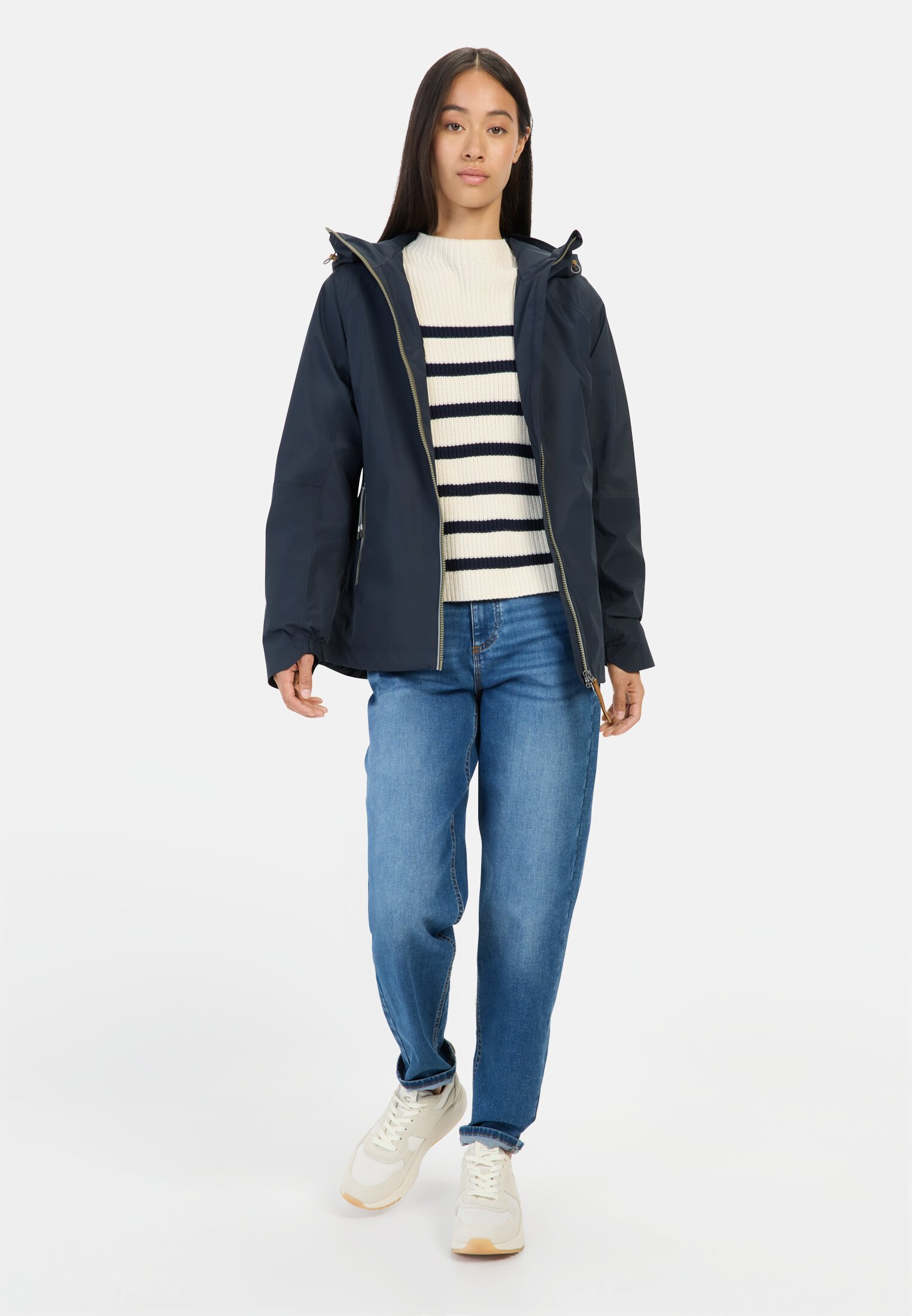 camelactive_Jacke_Navy_320204-5O64-40_M3 Damen teXXXactive® Funktionsjacke aus Polyester Dunkelblau getragen vorne Ganzkörper