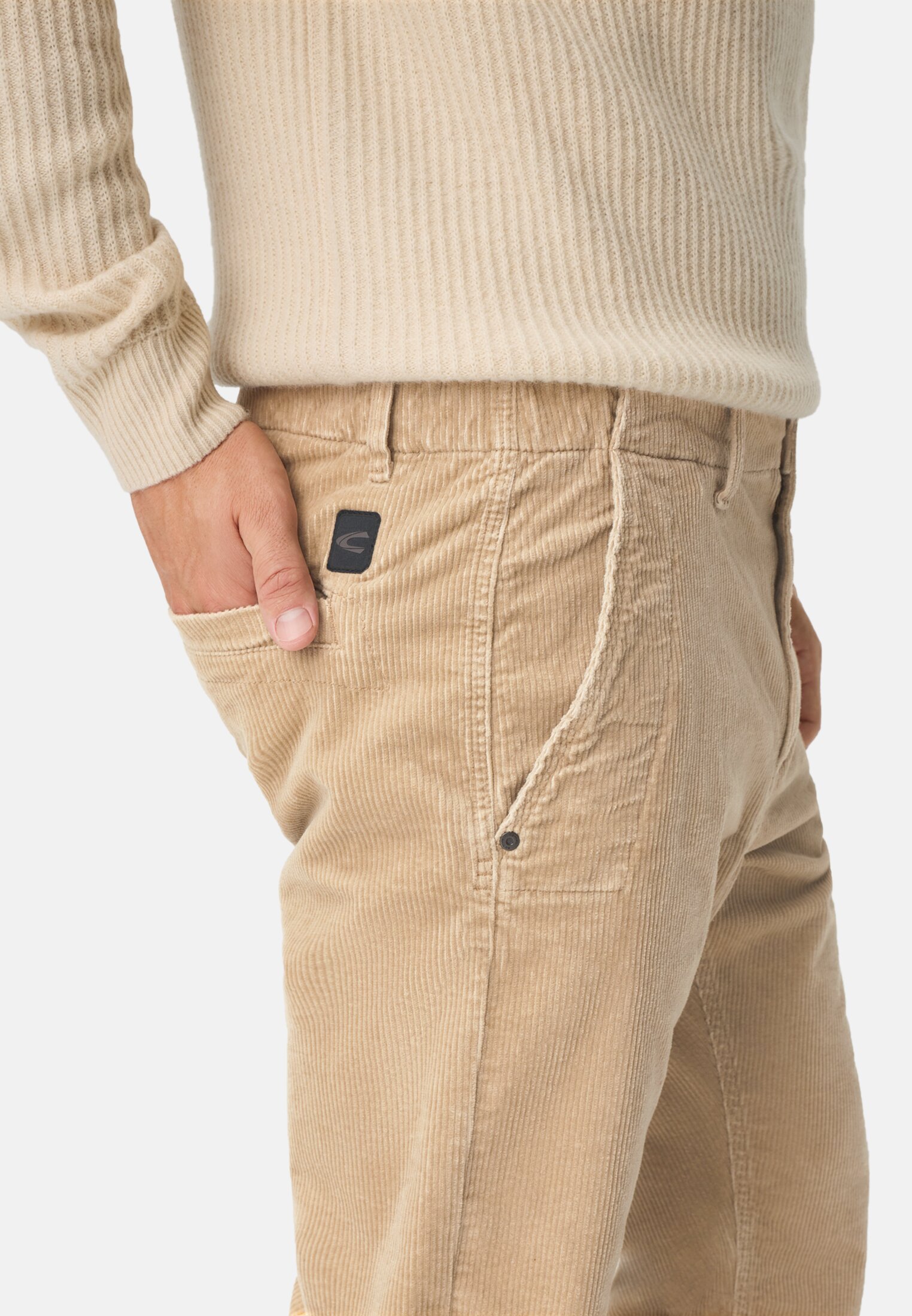 Herren Regular Fit Chino Hose aus Cord Beige getragen detailliert nah