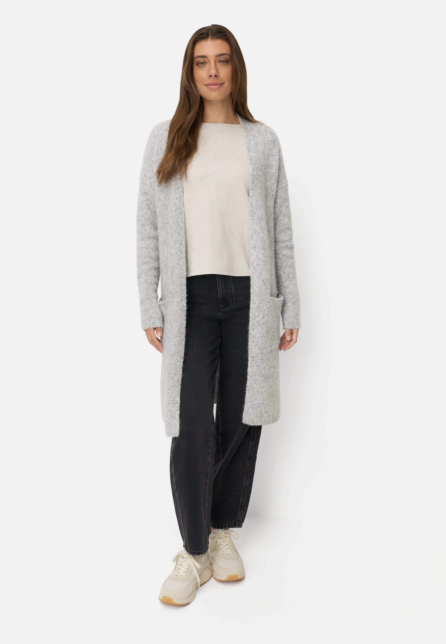 Damen Strickjacke mit aufgesetzten Taschen Grau getragen vorne Ganzkörper