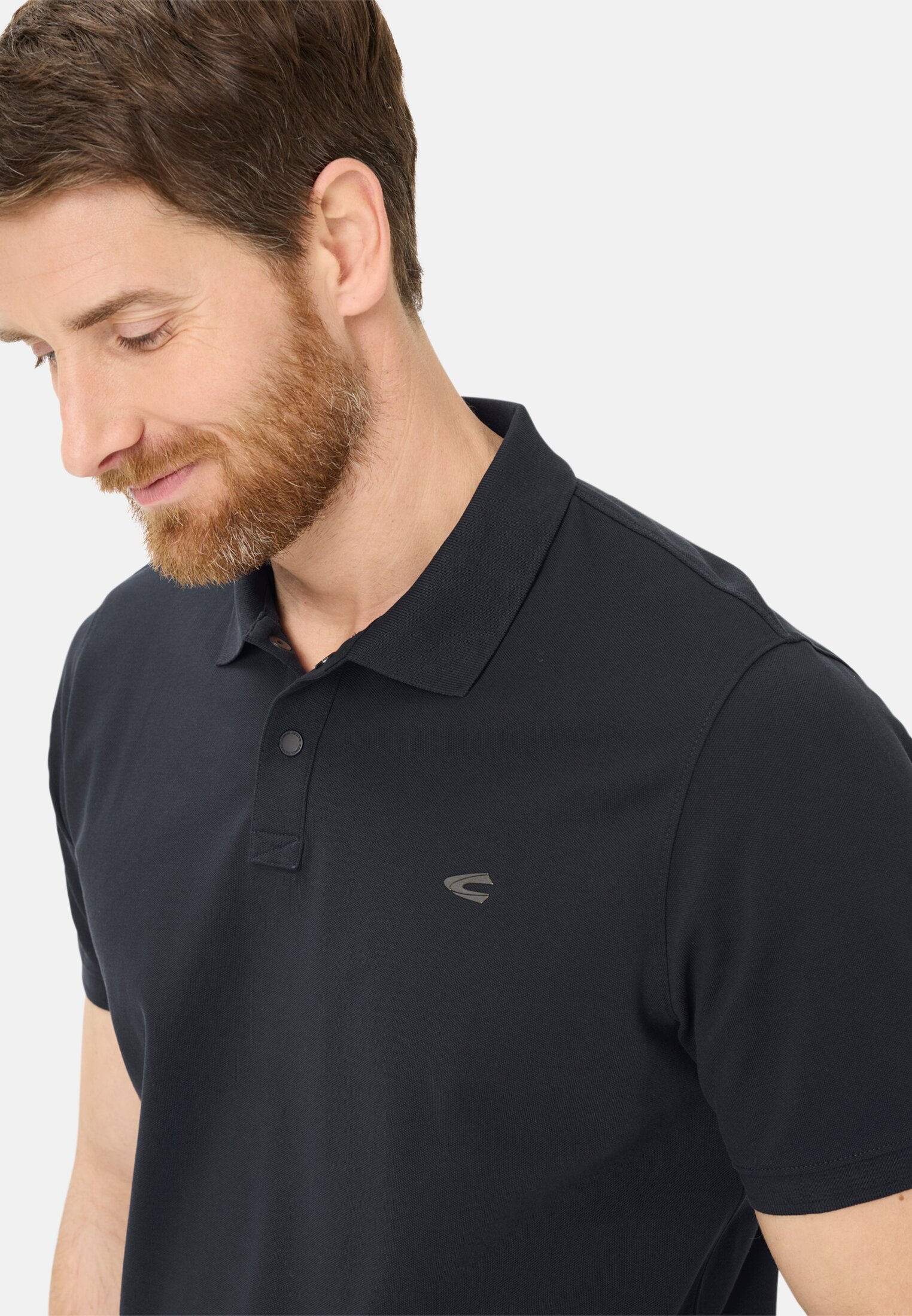 Herren Poloshirt mit Kontrastdetails Dunkelblau getragen detailliert nah