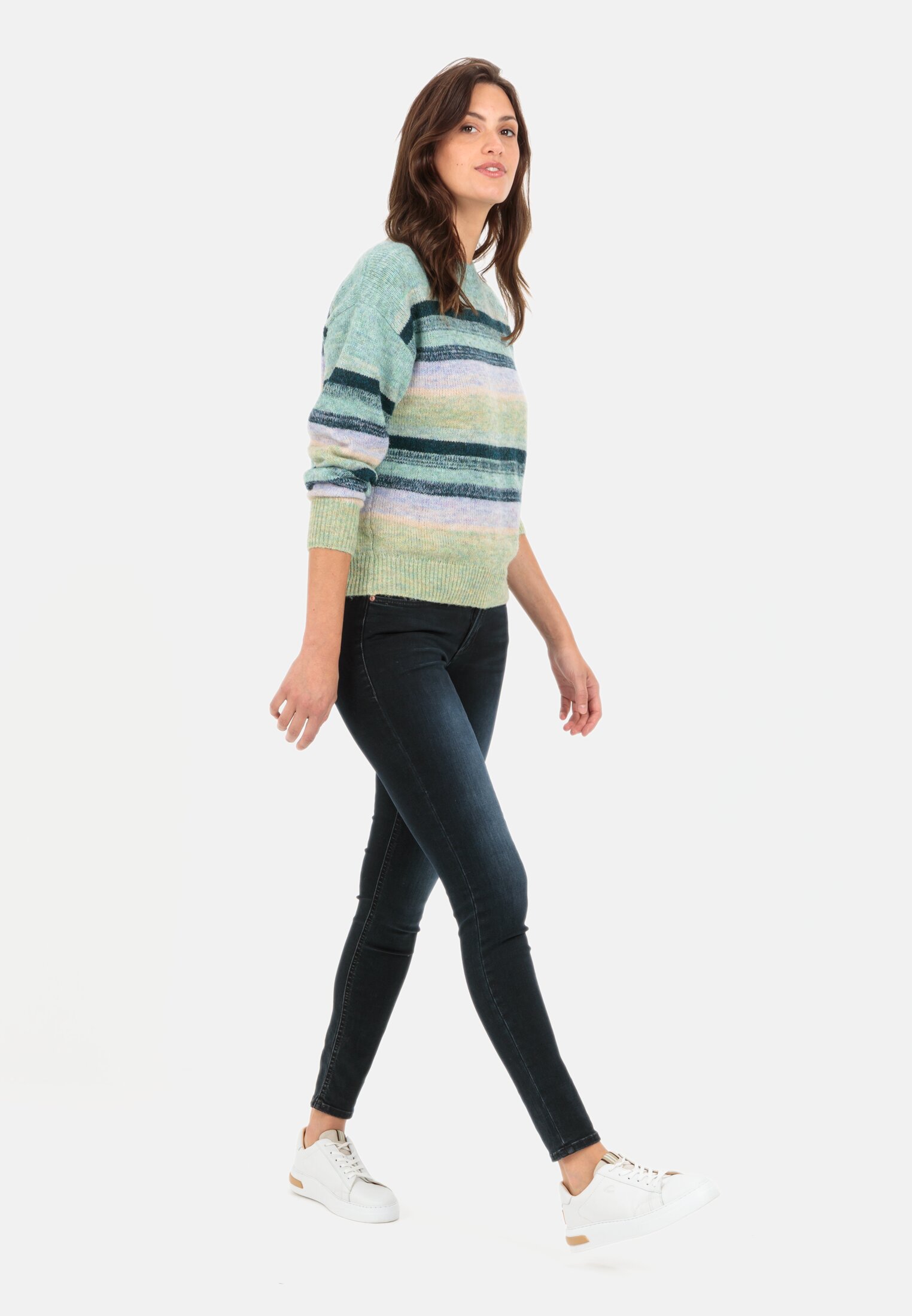 Damen Strickpullover aus recyceltem Materialmix Grün getragen vorne Ganzkörper