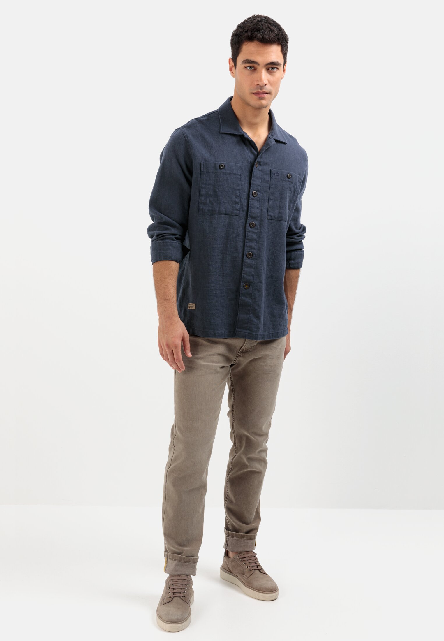MI_09332-1S42-47_M3-00 Herren Overshirt aus einem Leinen-Baumwollmix Dunkelblau getragen vorne Ganzkörper