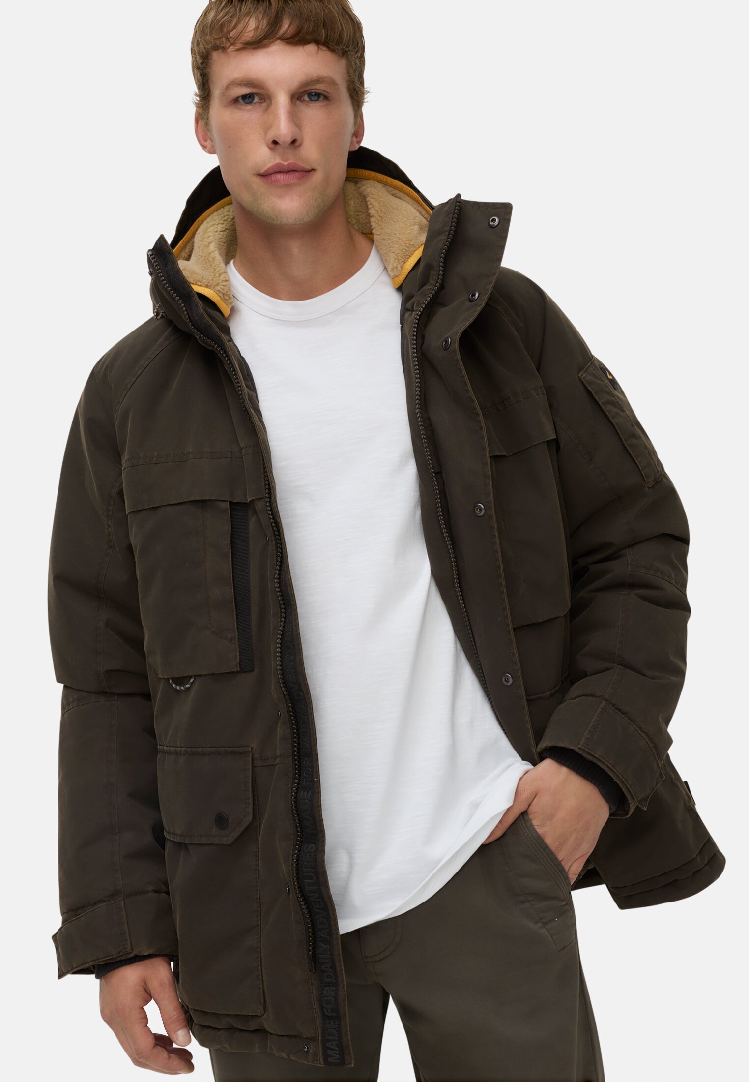 Herren Winterjacke mit Taschen Dunkelbraun getragen emotional
