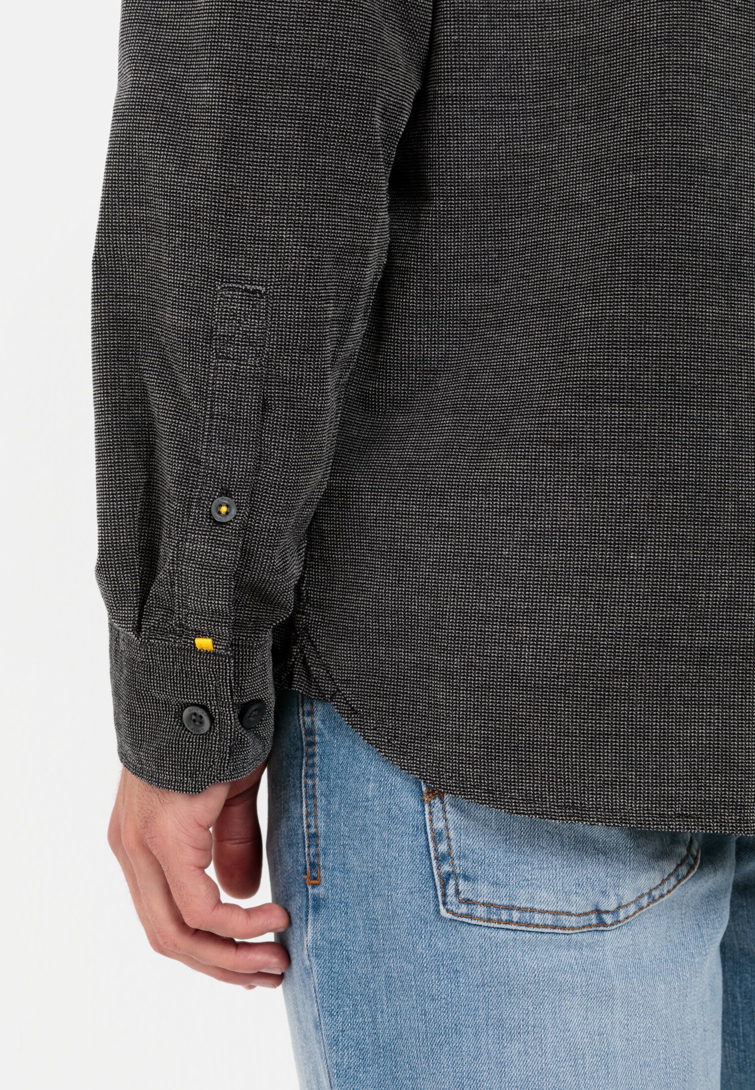 Herren Langarmhemd aus reiner Baumwolle Schwarz getragen detailliert nah