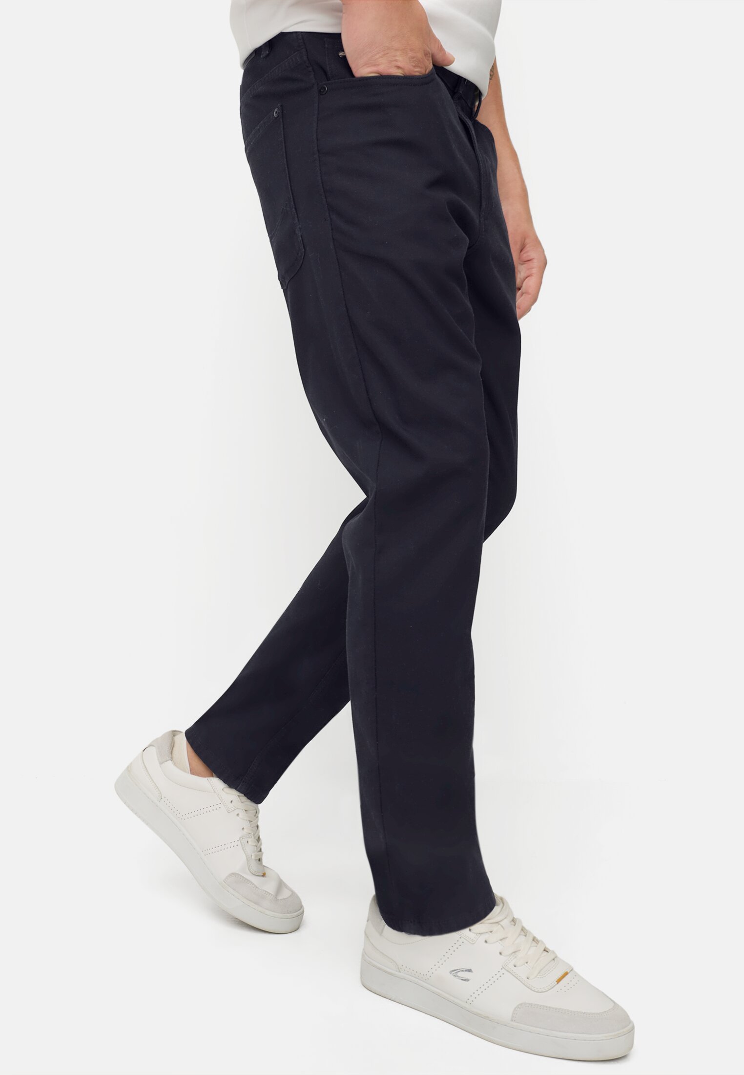 Herren Relaxed Fit Hose mit wärmenden Futter Dunkelblau getragen emotional
