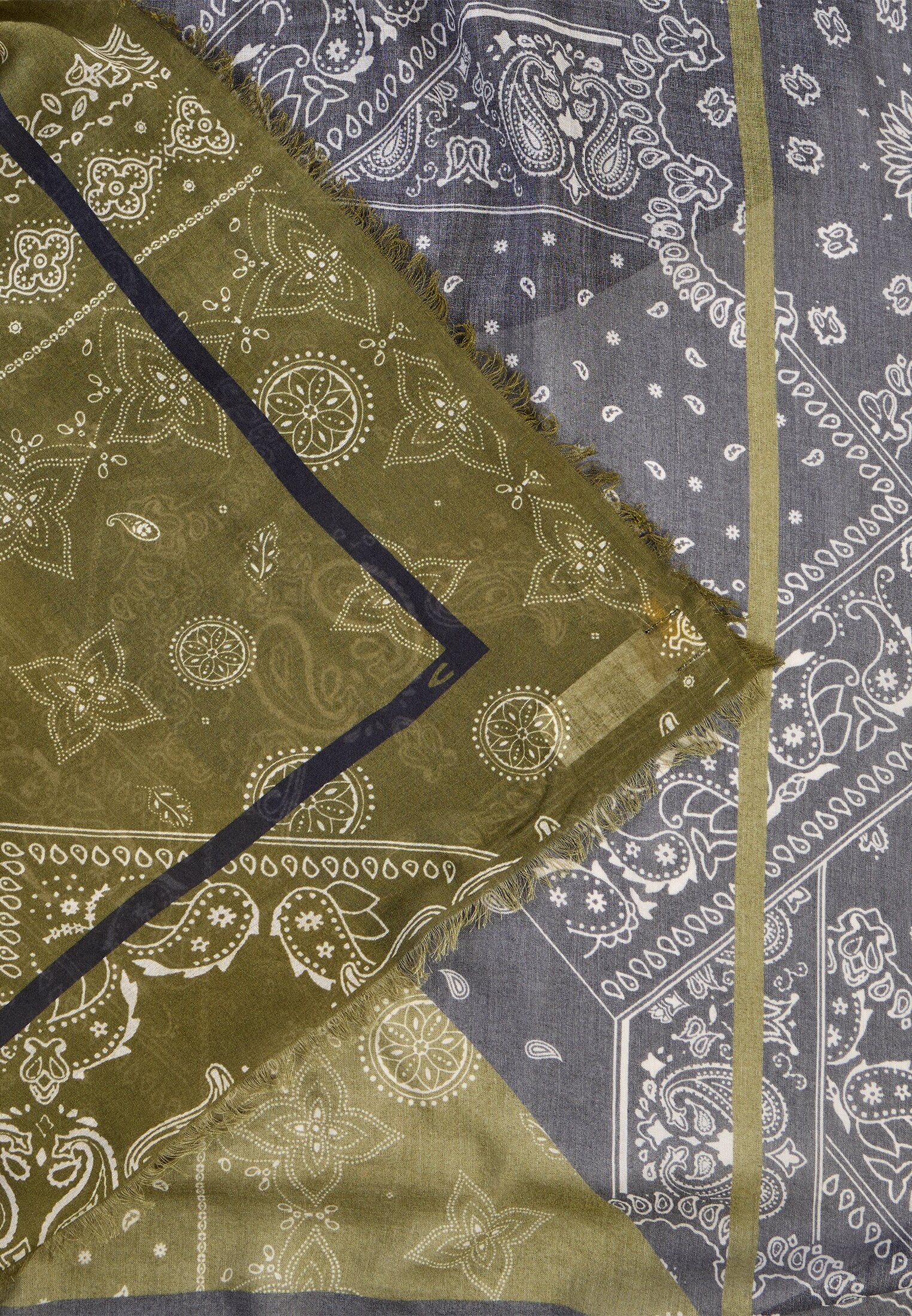 Vrouwen Sjaal met all-over print Olijf achter dichtbij