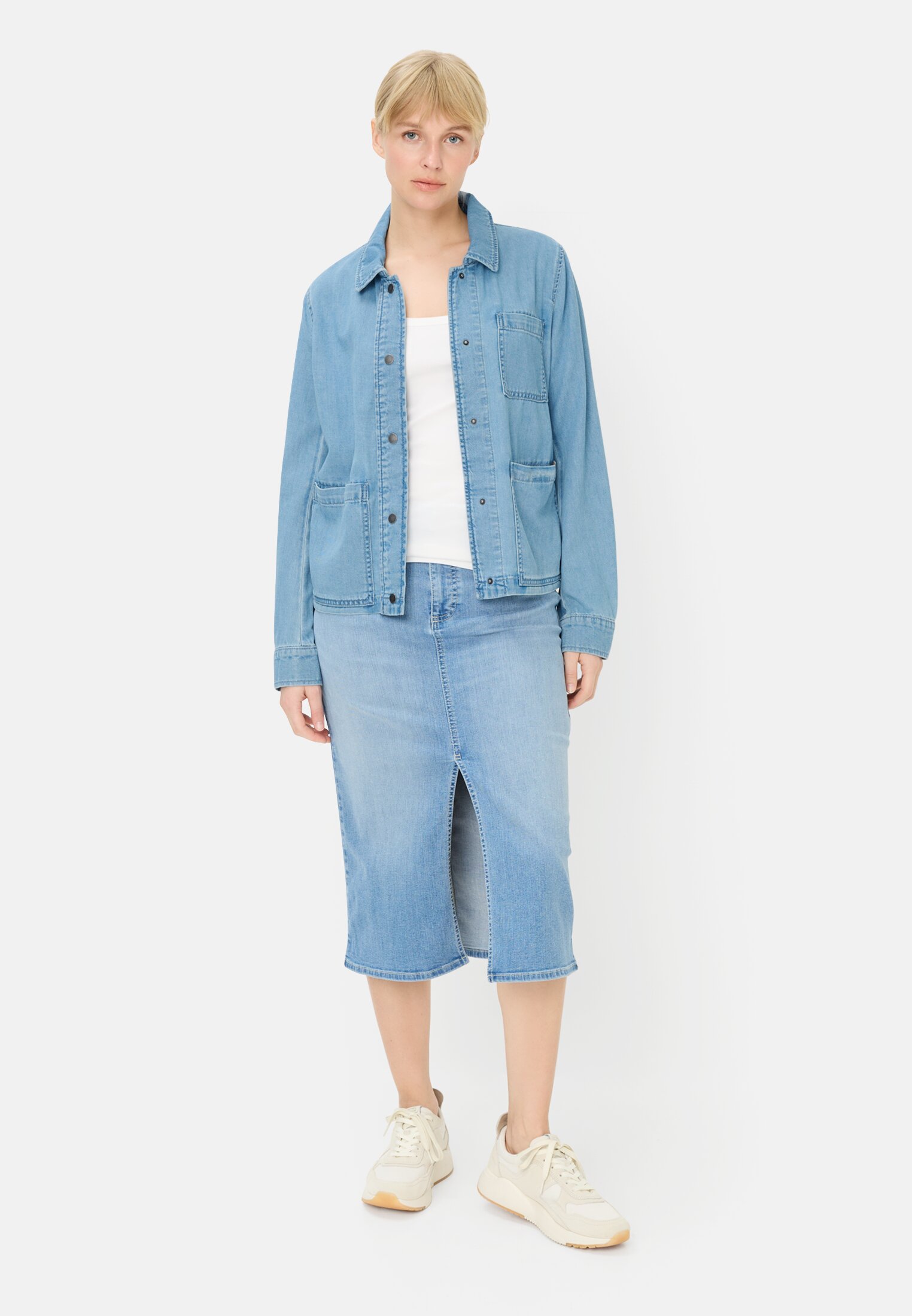 Damen Jeansblazer mit Knopfleiste Hellblau getragen vorne Ganzkörper