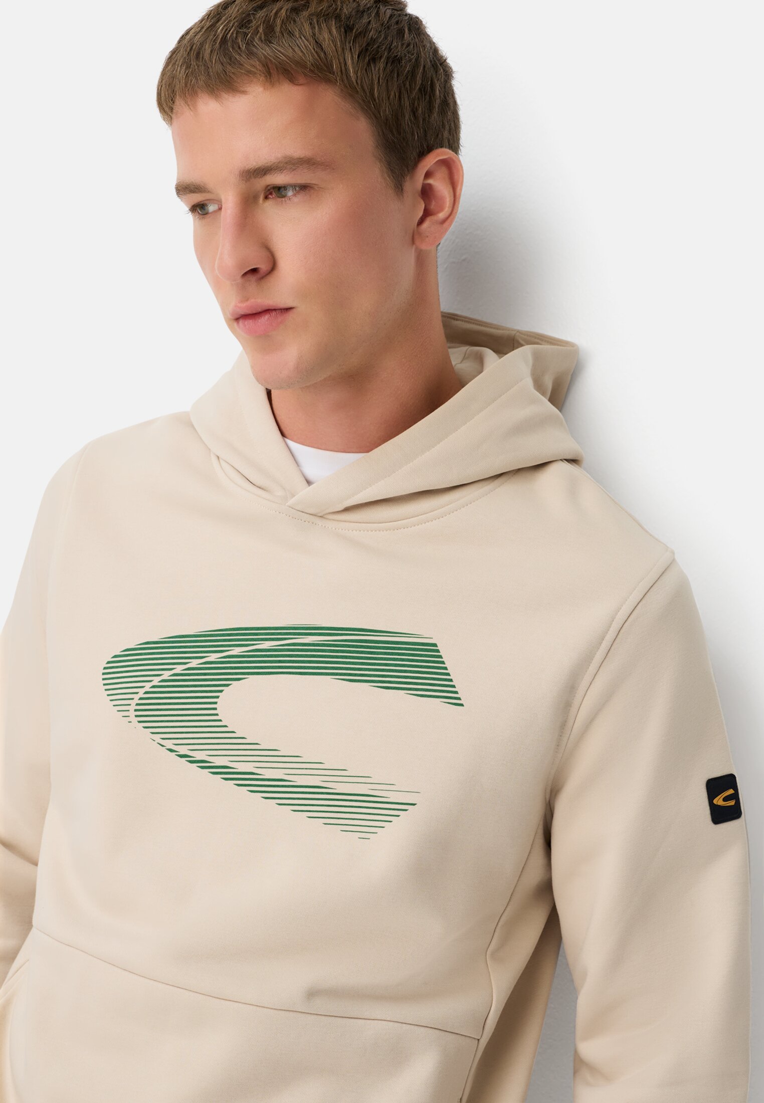 Herren Hoodie aus Baumwollmix Hafer getragen emotional