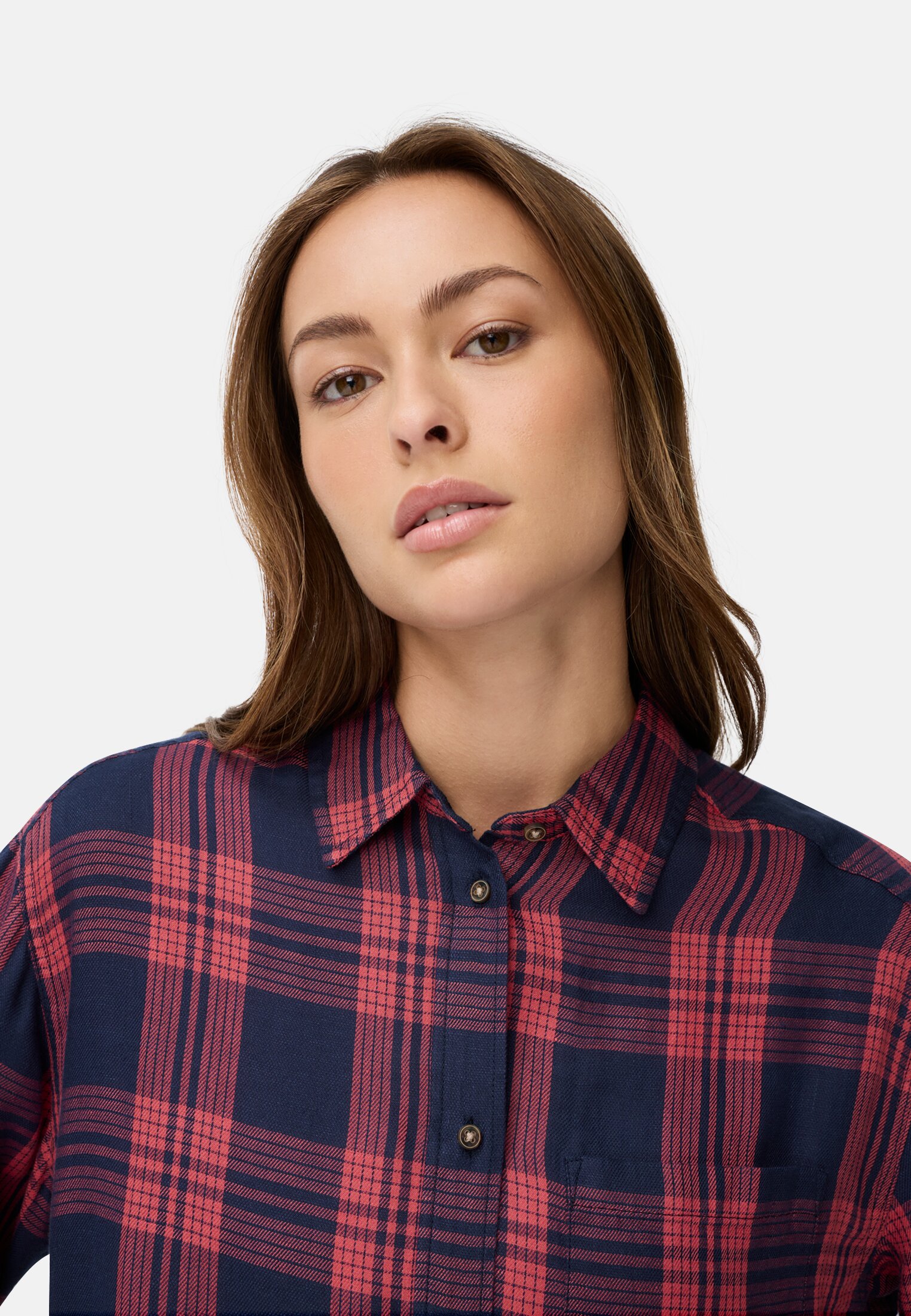 Damen Bluse aus Lyocell- Leinenmix Blau Rot getragen detailliert nah