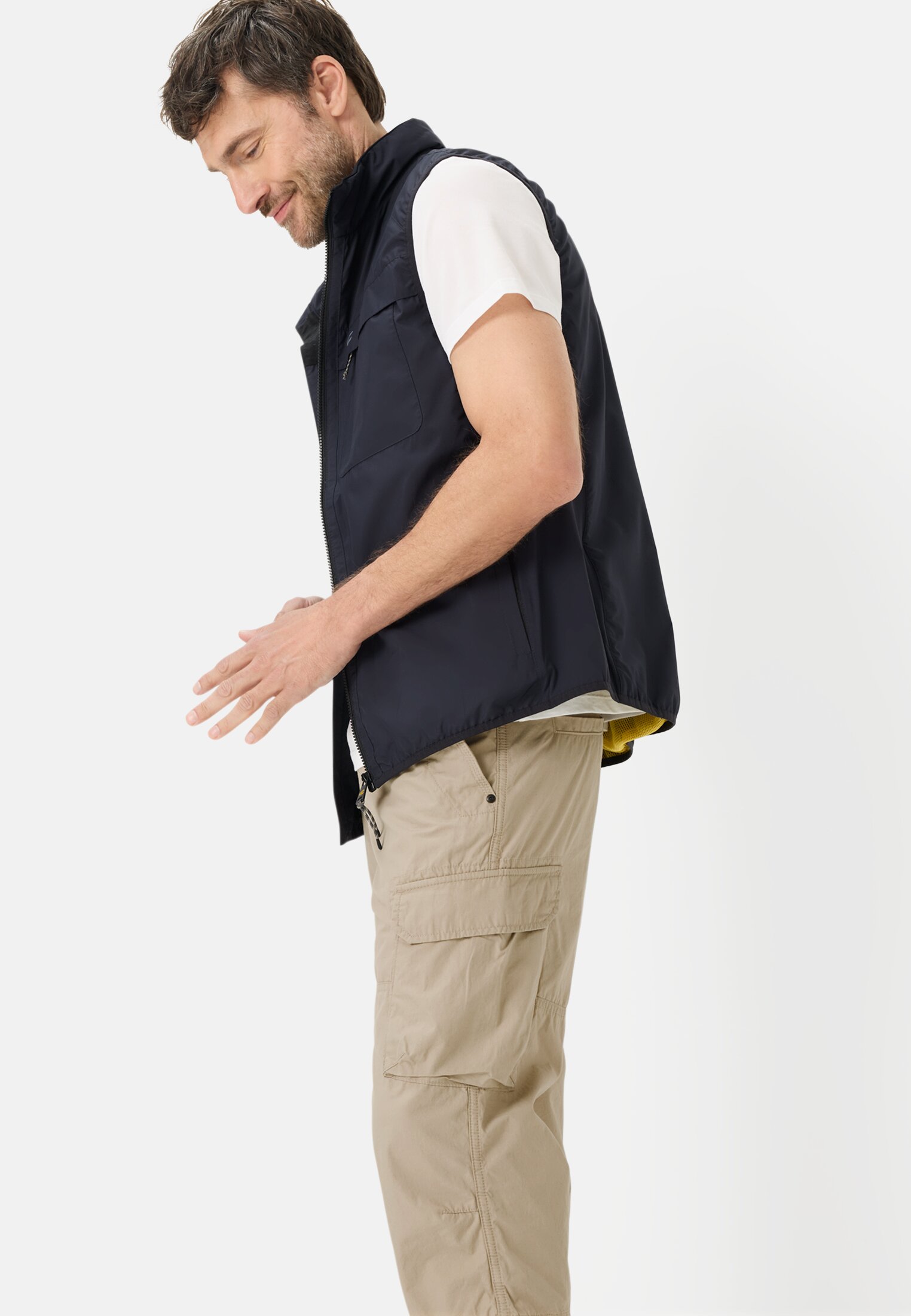 Men Cargo shorts made from pure cotton Beige worn emotional