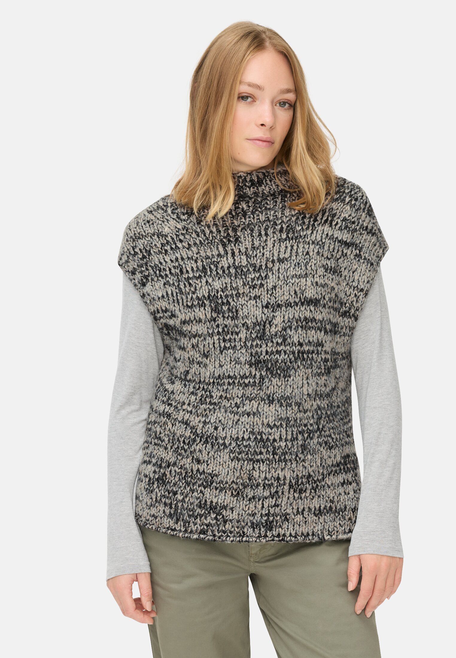 Women Knitted sweater with stand-up collar Gray worn front