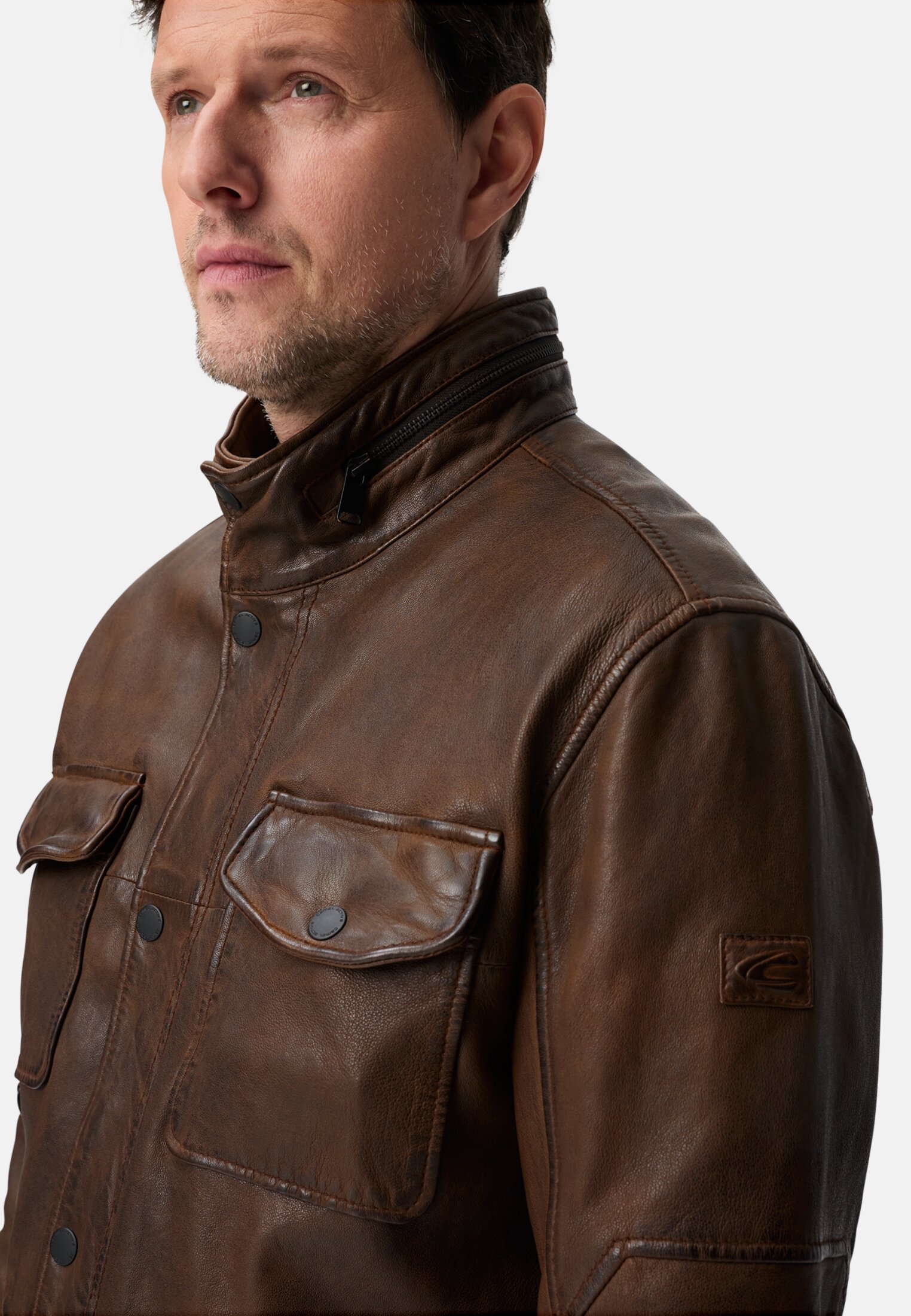 Herren Lederjacke mit Innenaschen Braun getragen detailliert nah