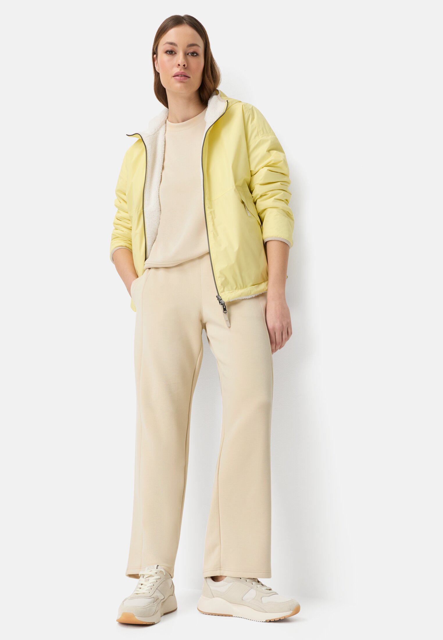 Damen Jogger mit elastischem Bund Perlweiß getragen emotional