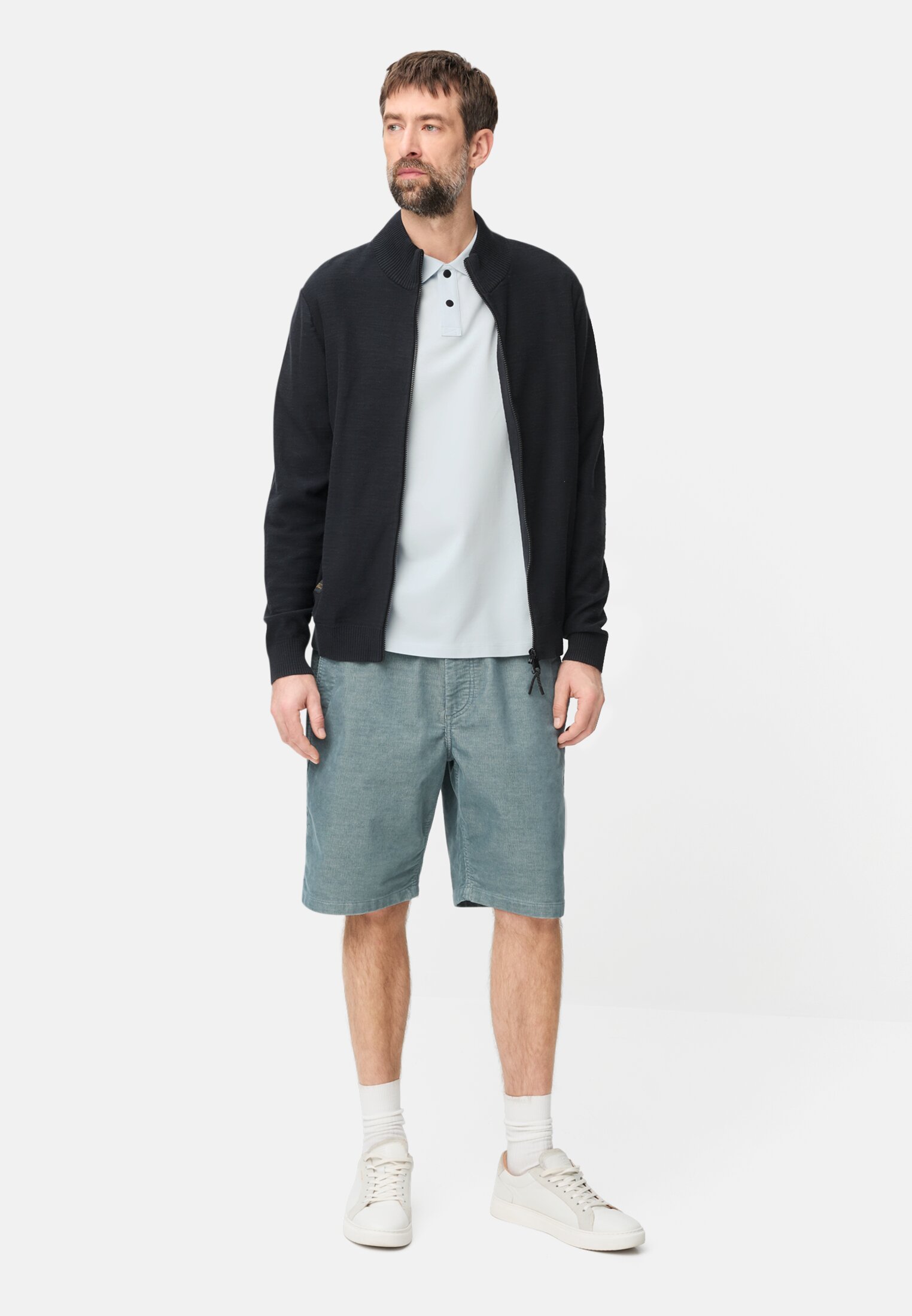 Herren Poloshirt mit Kontrastdetails Himmelblau getragen vorne Ganzkörper