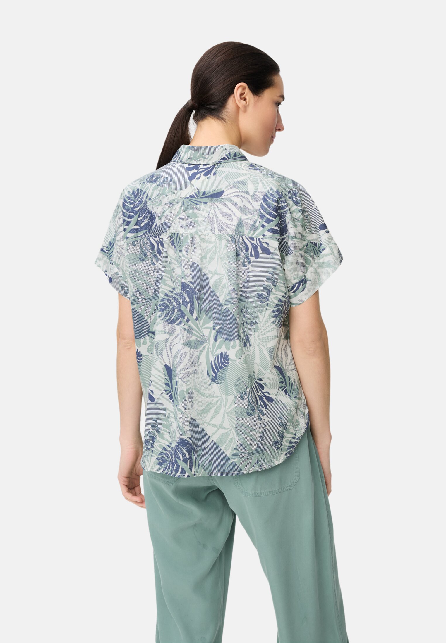 Women Short-sleeve blouse made of pure cotton worn back