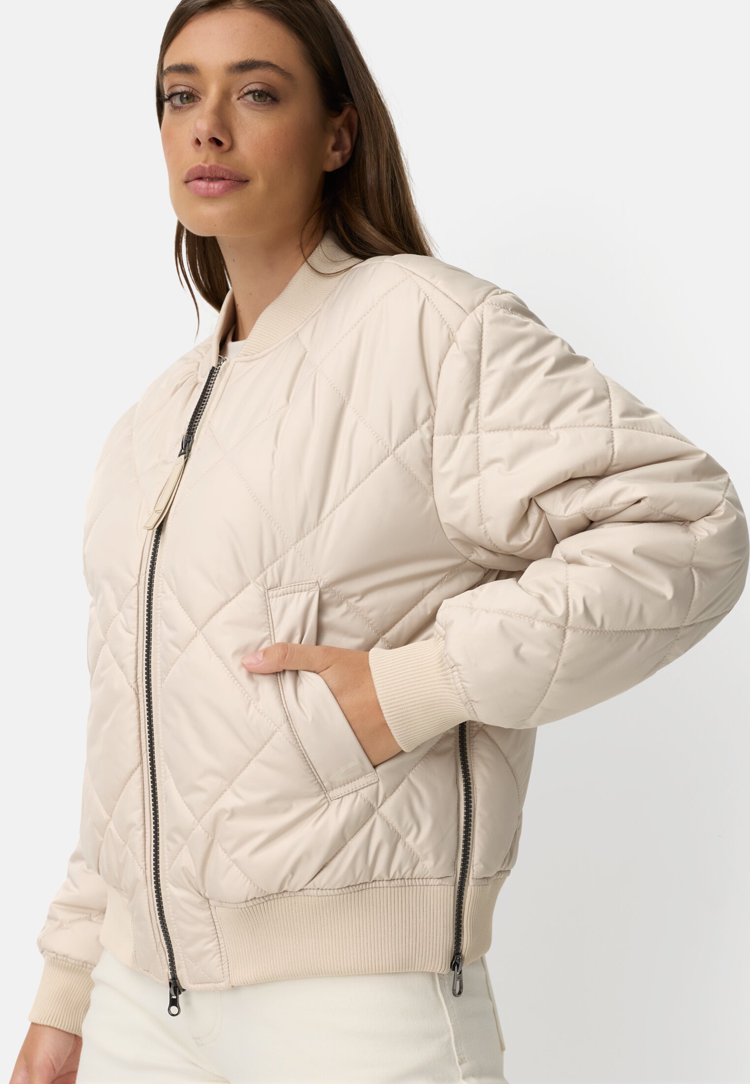 Damen Oversize Bomberjacke mit bedrucktem Futter Hafer getragen emotional