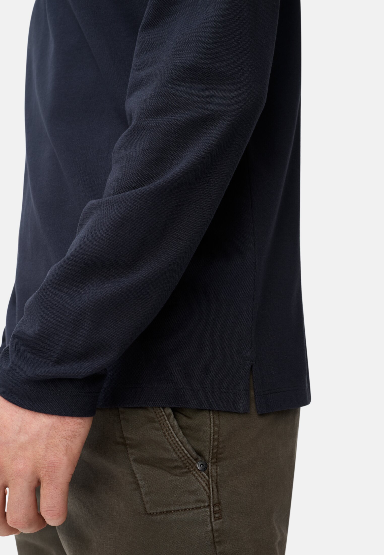 Men Polo shirt with cooling performance Navy blue worn detail close