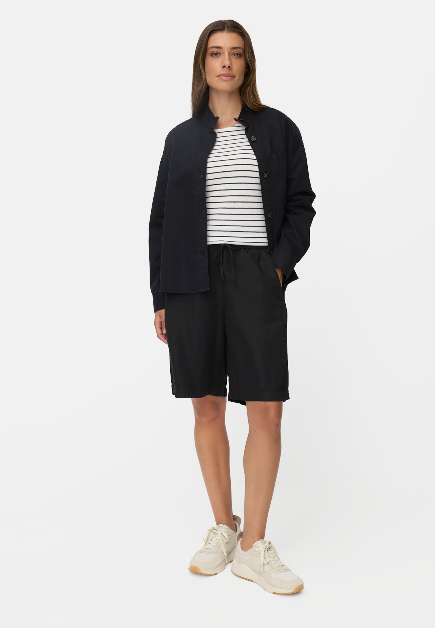 Damen Bermuda Shorts mit Tunnelzug Kaviar getragen vorne Ganzkörper