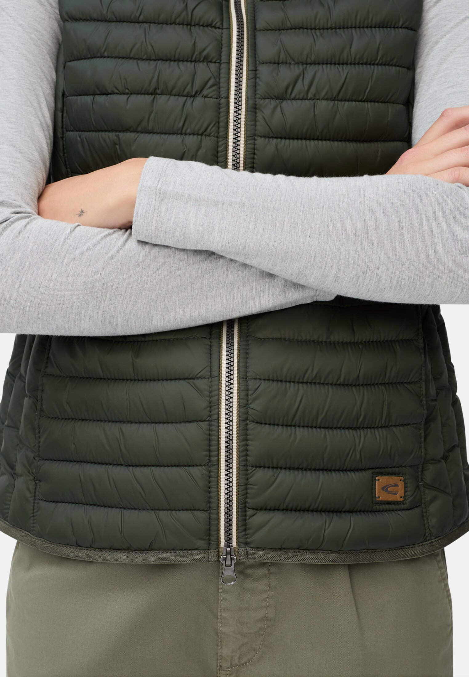 Damen Steppweste aus recyceltem Polyamid Dunkelgrün getragen detailliert nah