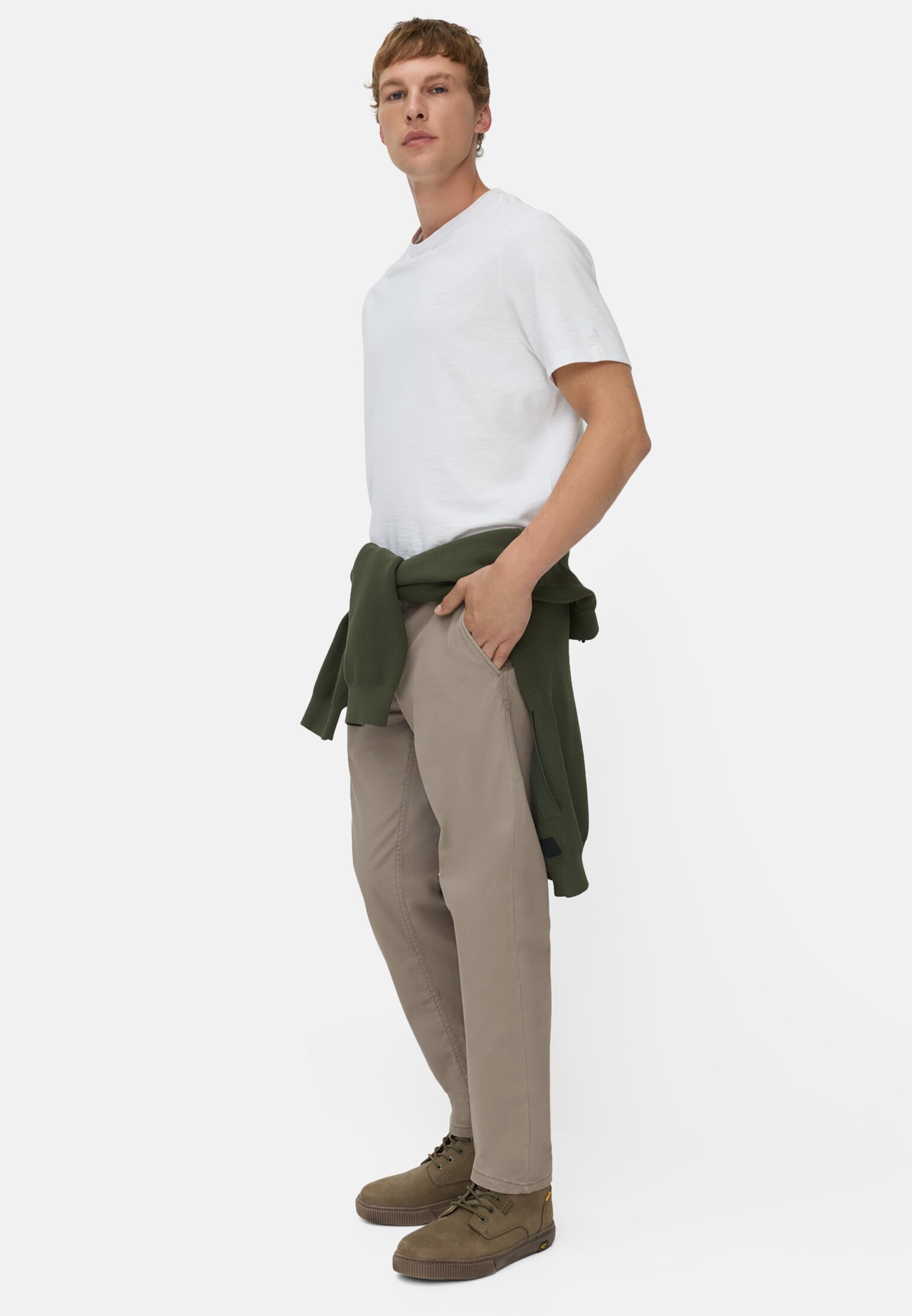 Herren Slim Fit Chino Steingrau getragen emotional