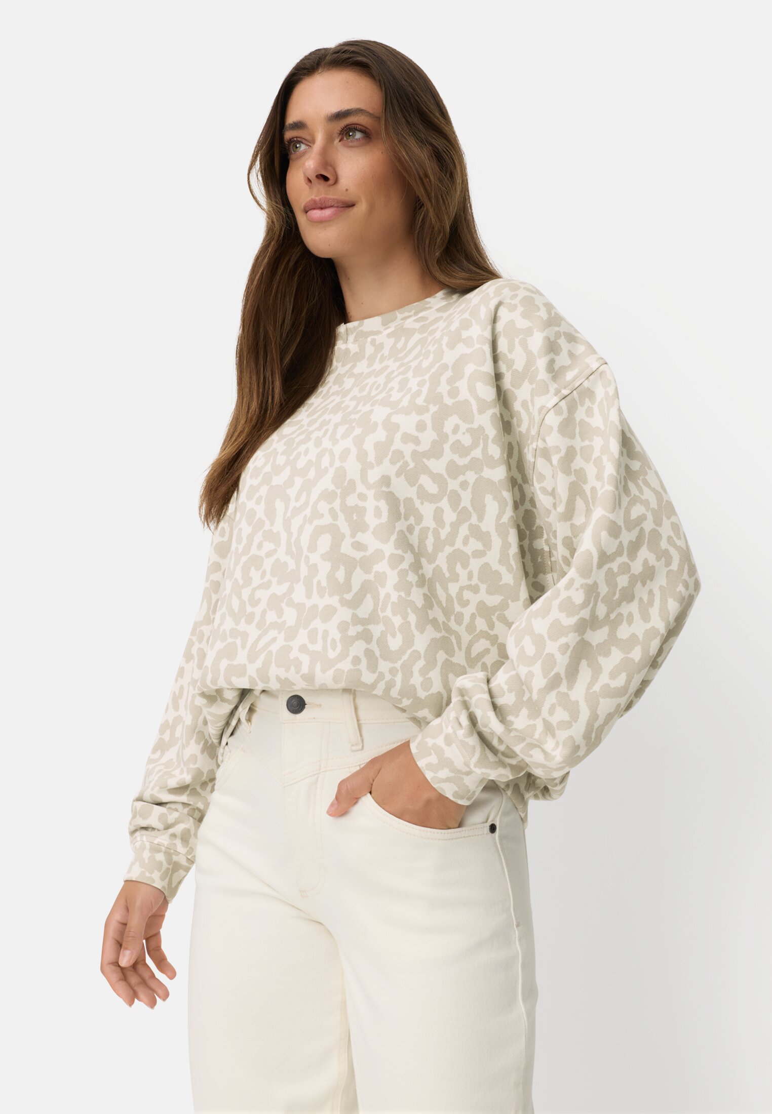 Damen Oversize-Sweatshirt aus 100% Baumwolle Beige getragen emotional