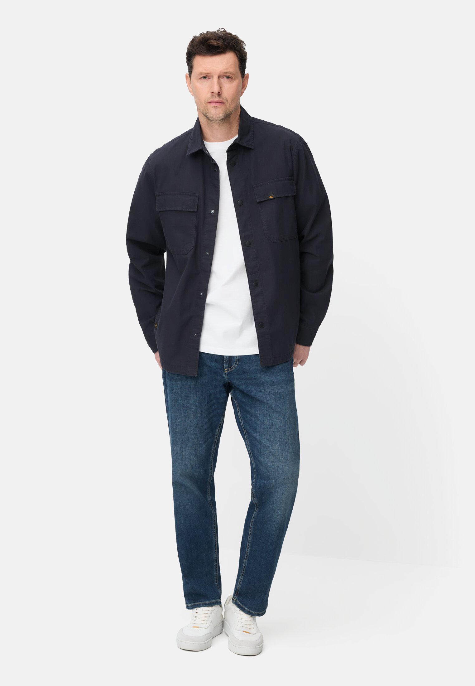 Herren T-Shirt aus reiner Baumwolle Weiß getragen vorne Ganzkörper