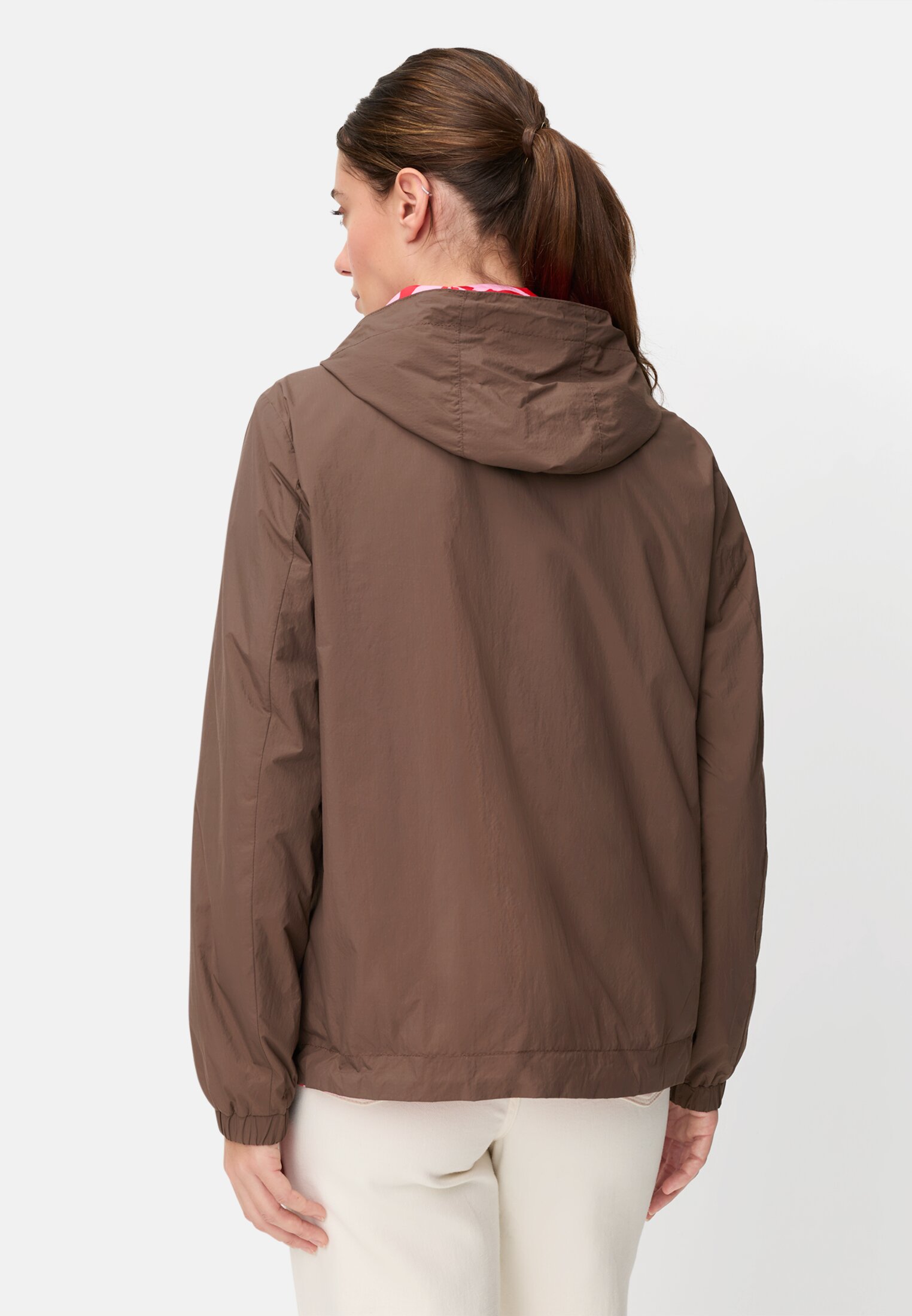 Damen Wendejacke mit Allover-Print und unifarbener Seite Braun getragen hinten
