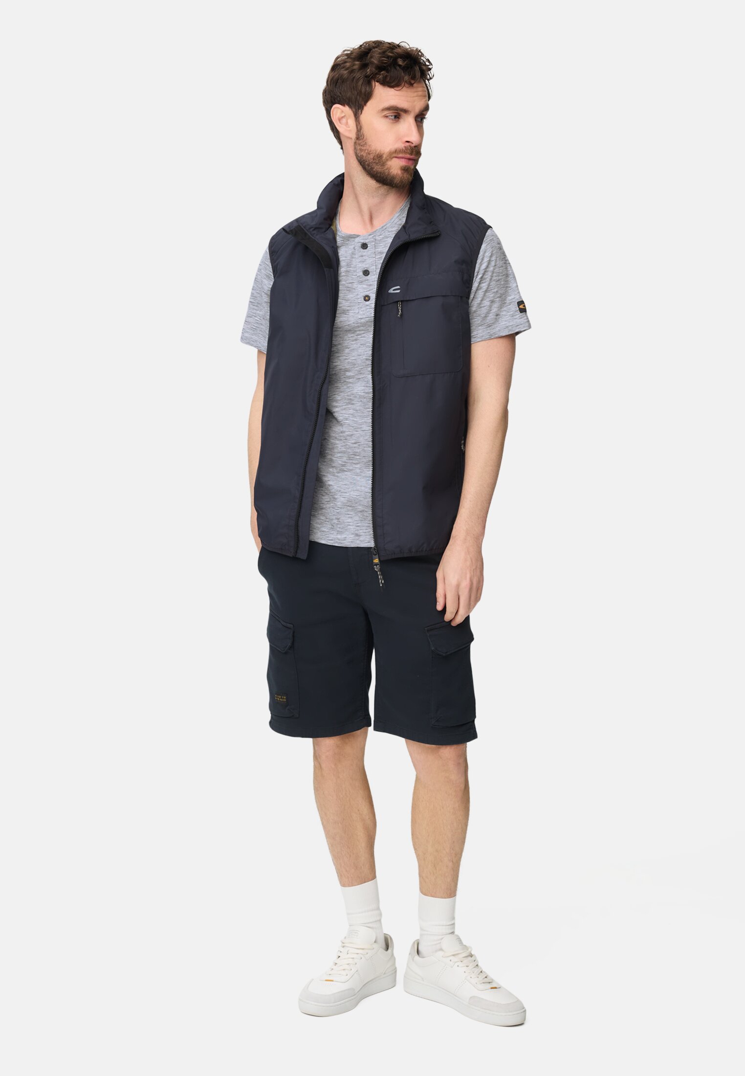 Herren T-Shirt mit Knopfleiste Weiß getragen vorne Ganzkörper