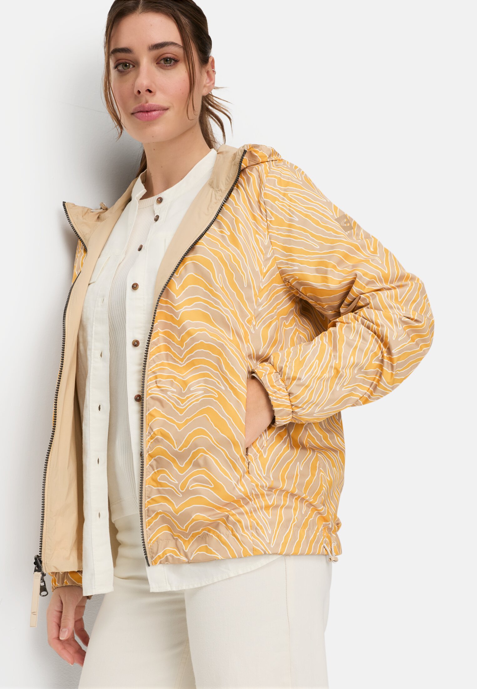 Damen Wendejacke mit Allover-Print und unifarbener Seite Sand getragen emotional