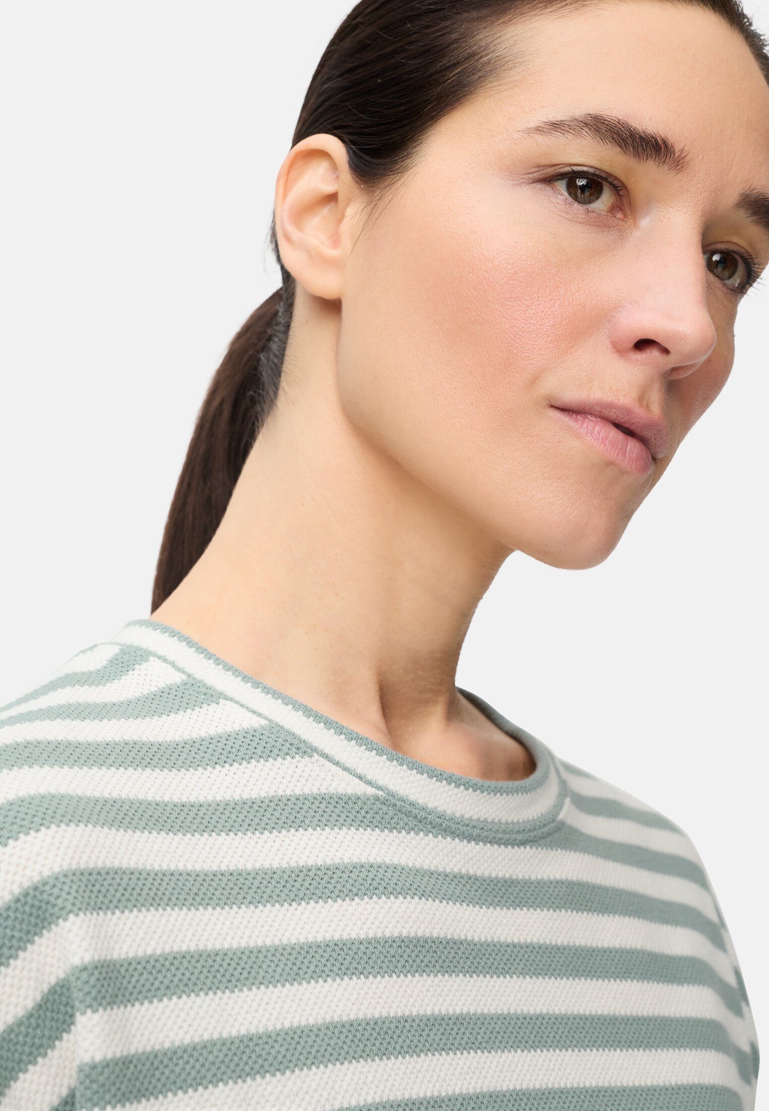 Vrouwen T-shirt met ronde hals Jadeblauw gedragen detail dichtbij