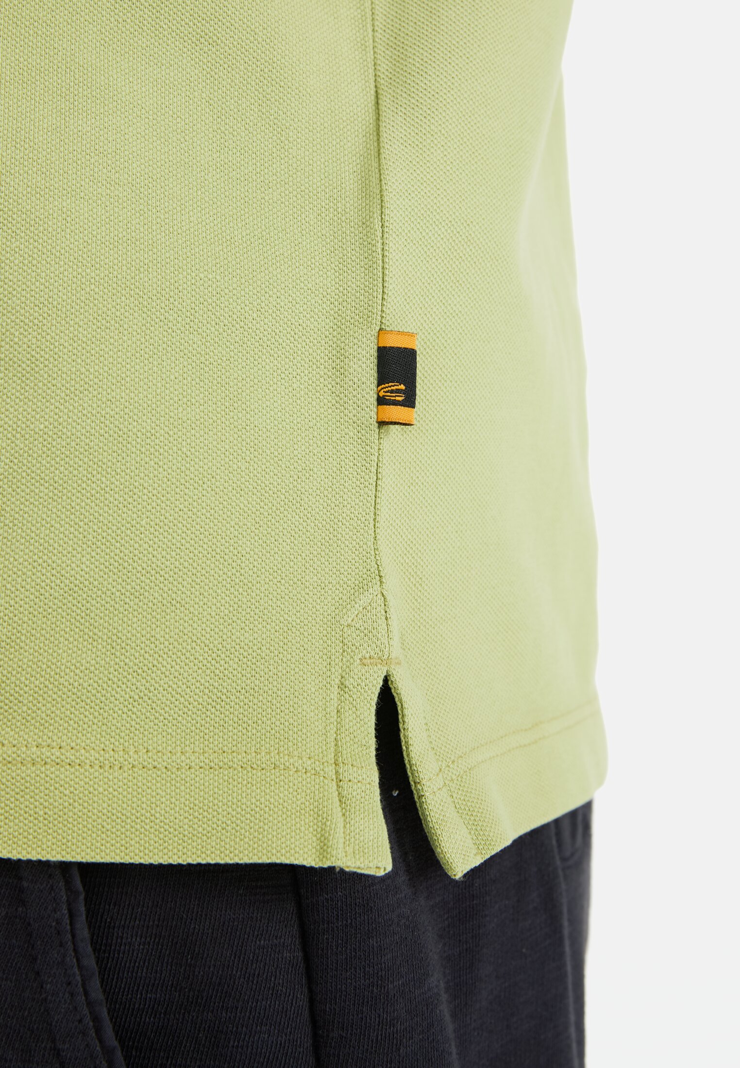 MI_09920-5P00-33_M5-00 Herren Kurzarm Poloshirt aus Baumwolle Grün getragen detailliert nah