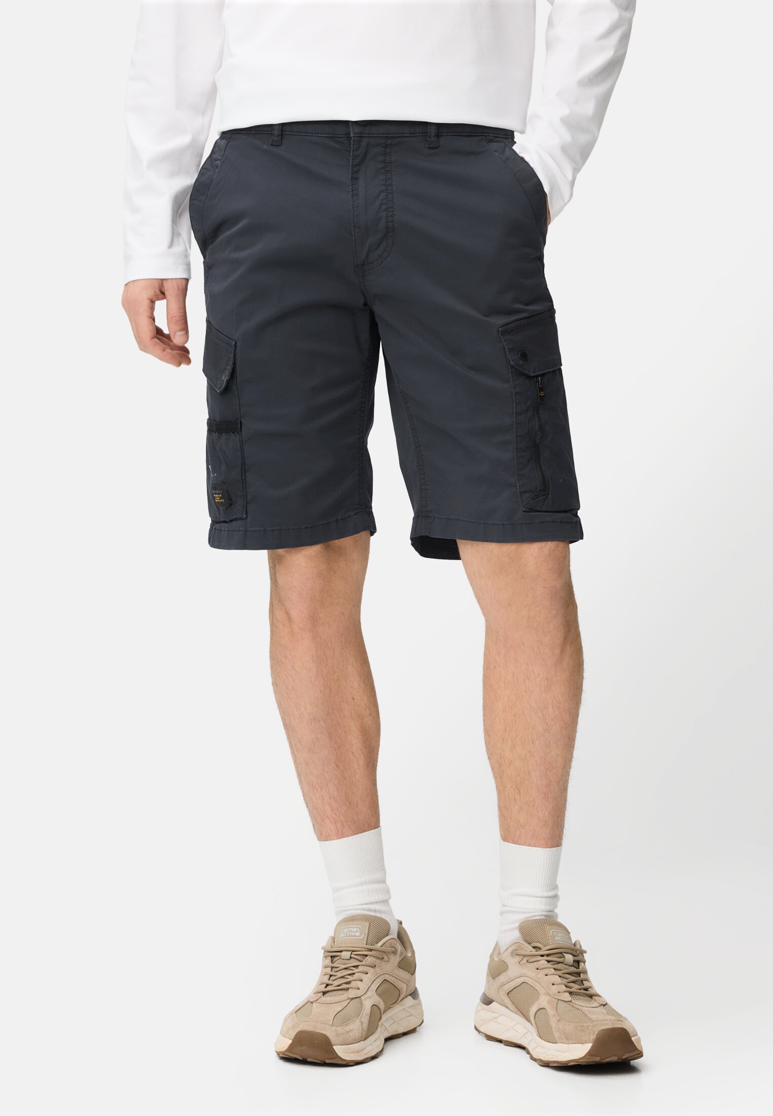 Men Trousers with cargo pockets Dark Blue worn front