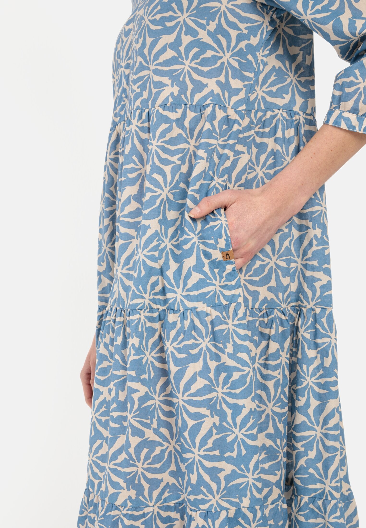 Vrouwen Zomerse slipjurk van katoenbatist Blauw-Wit gedragen detail dichtbij