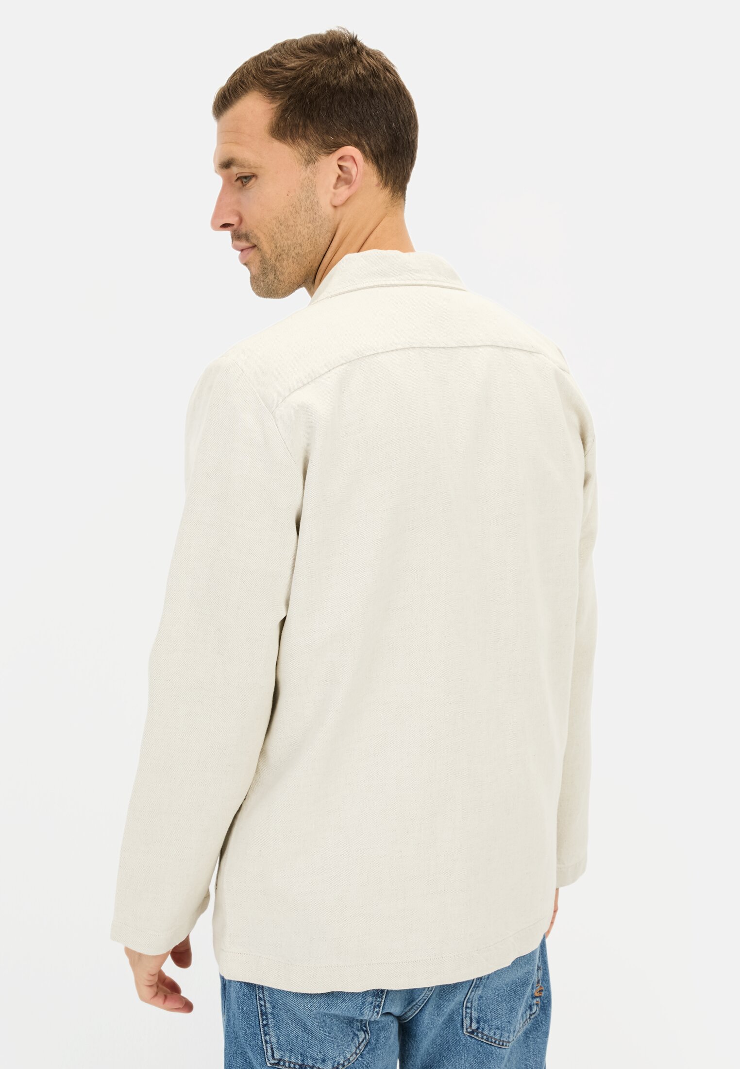 MI_2645-5I81-16_M2-00 Heren Indoor shaket met knoopsluiting met 3 knopen Beige gedragen achter