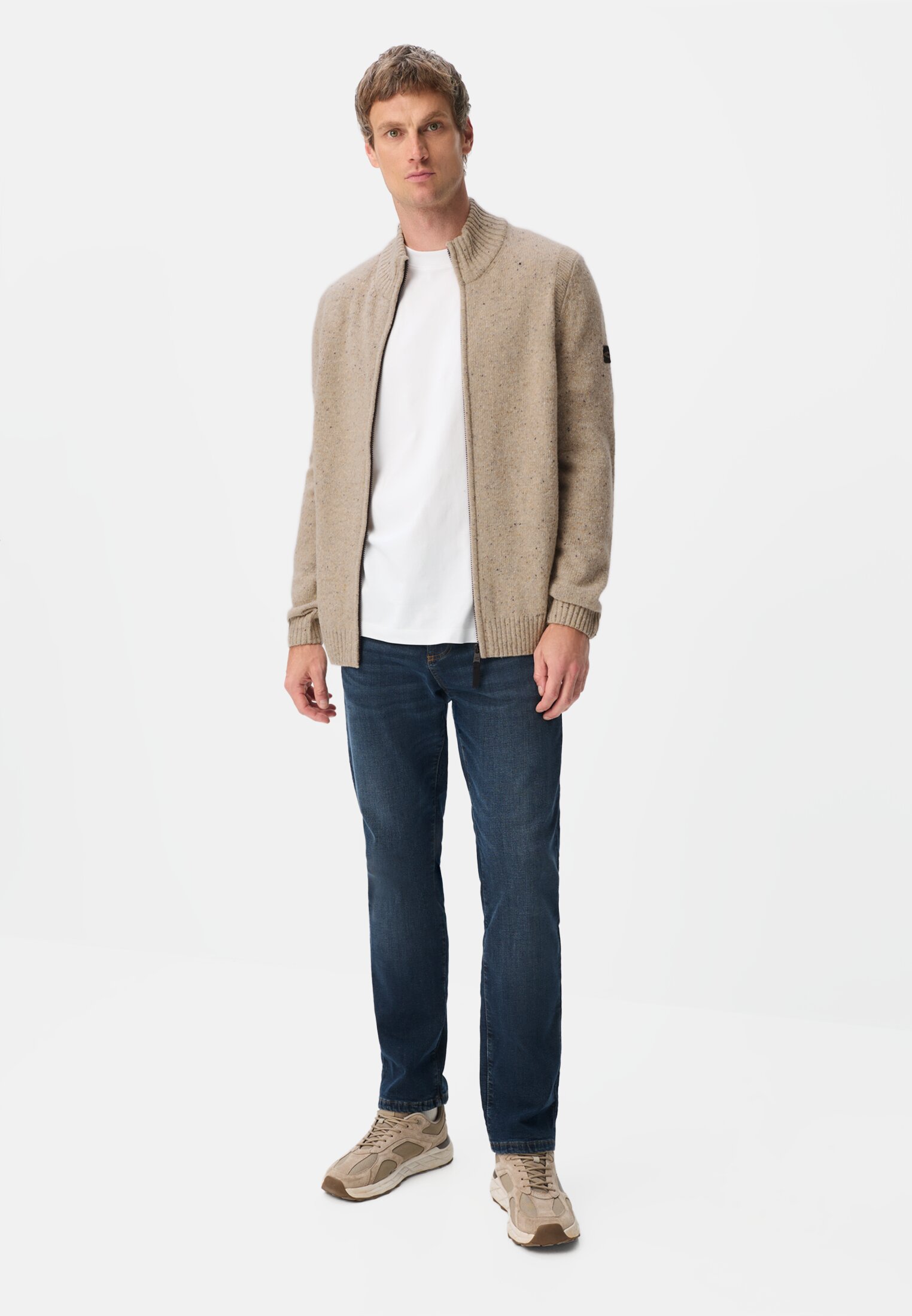 Herren Strickpullover aus Merinowollgemisch Beige getragen vorne Ganzkörper