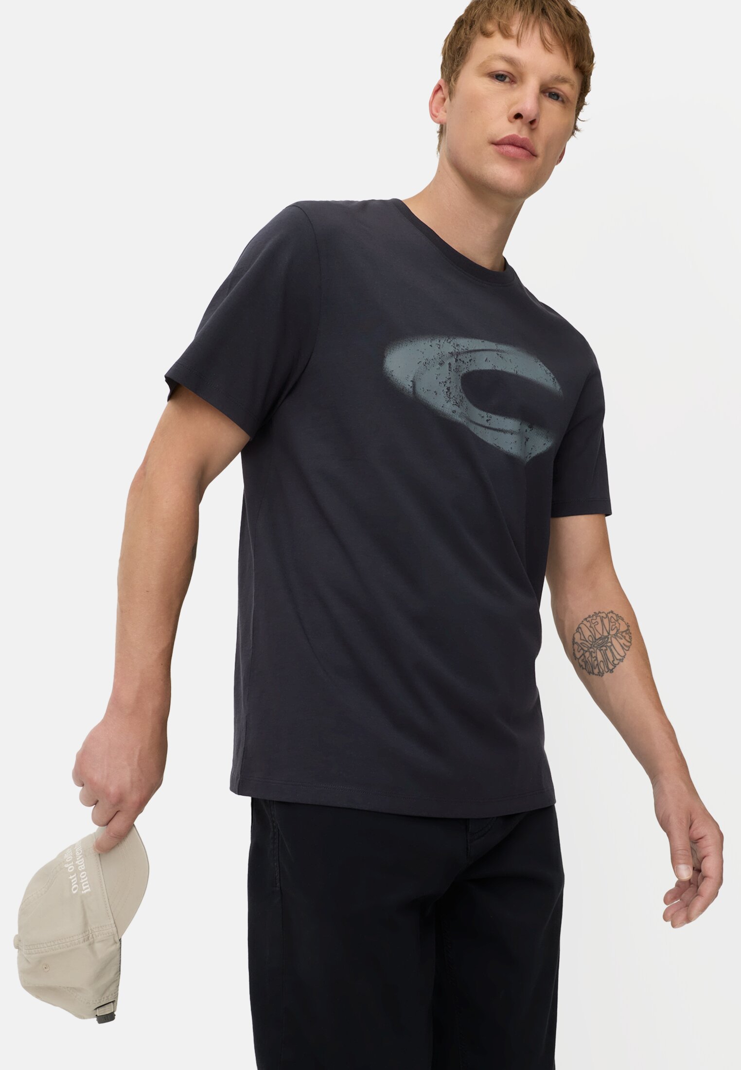 Herren T-Shirt mit Logoprint aus organic Cotton Navyblau getragen emotional