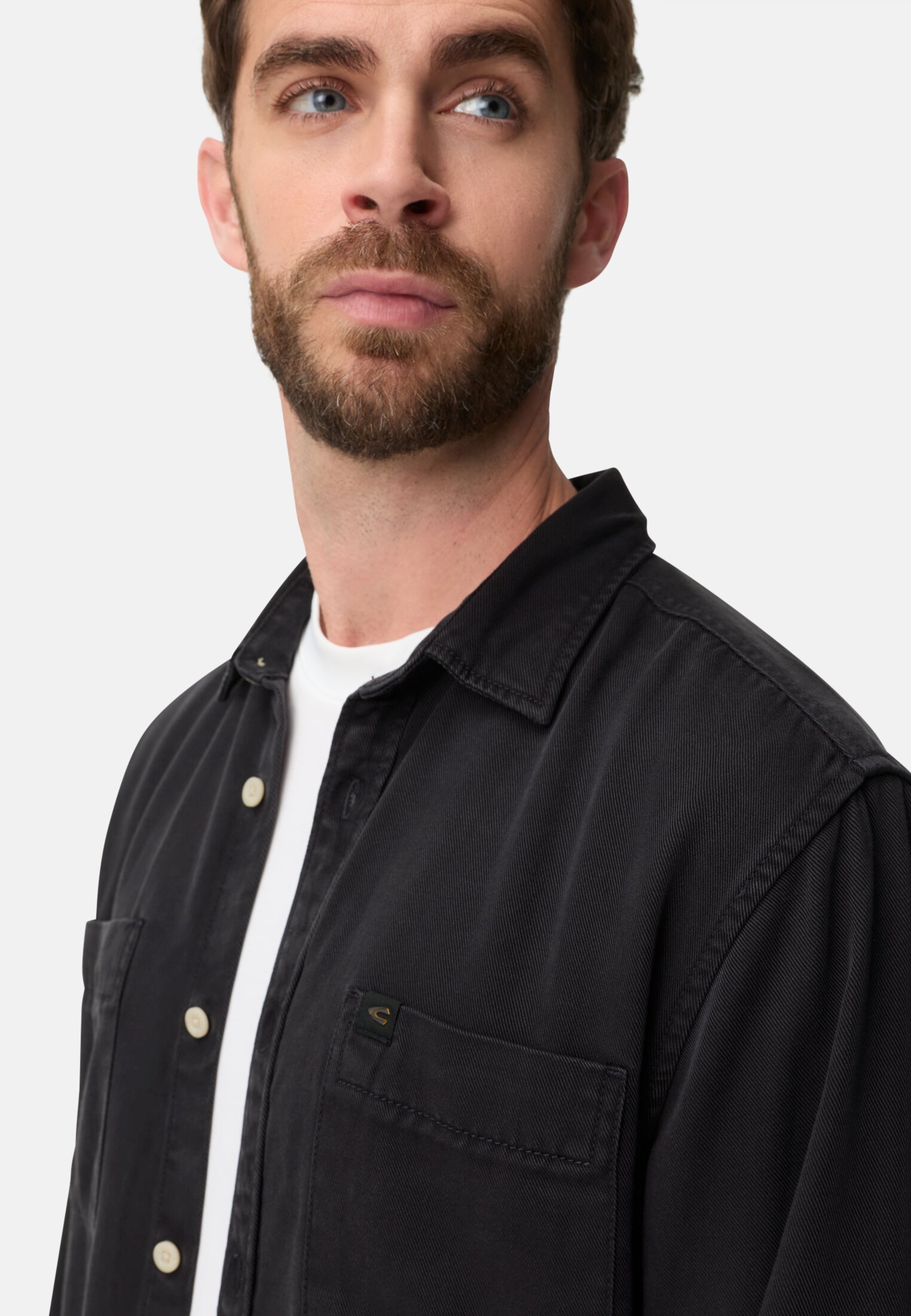 Herren Langarmhemd mit Brusttasche Nachtblau getragen detailliert nah