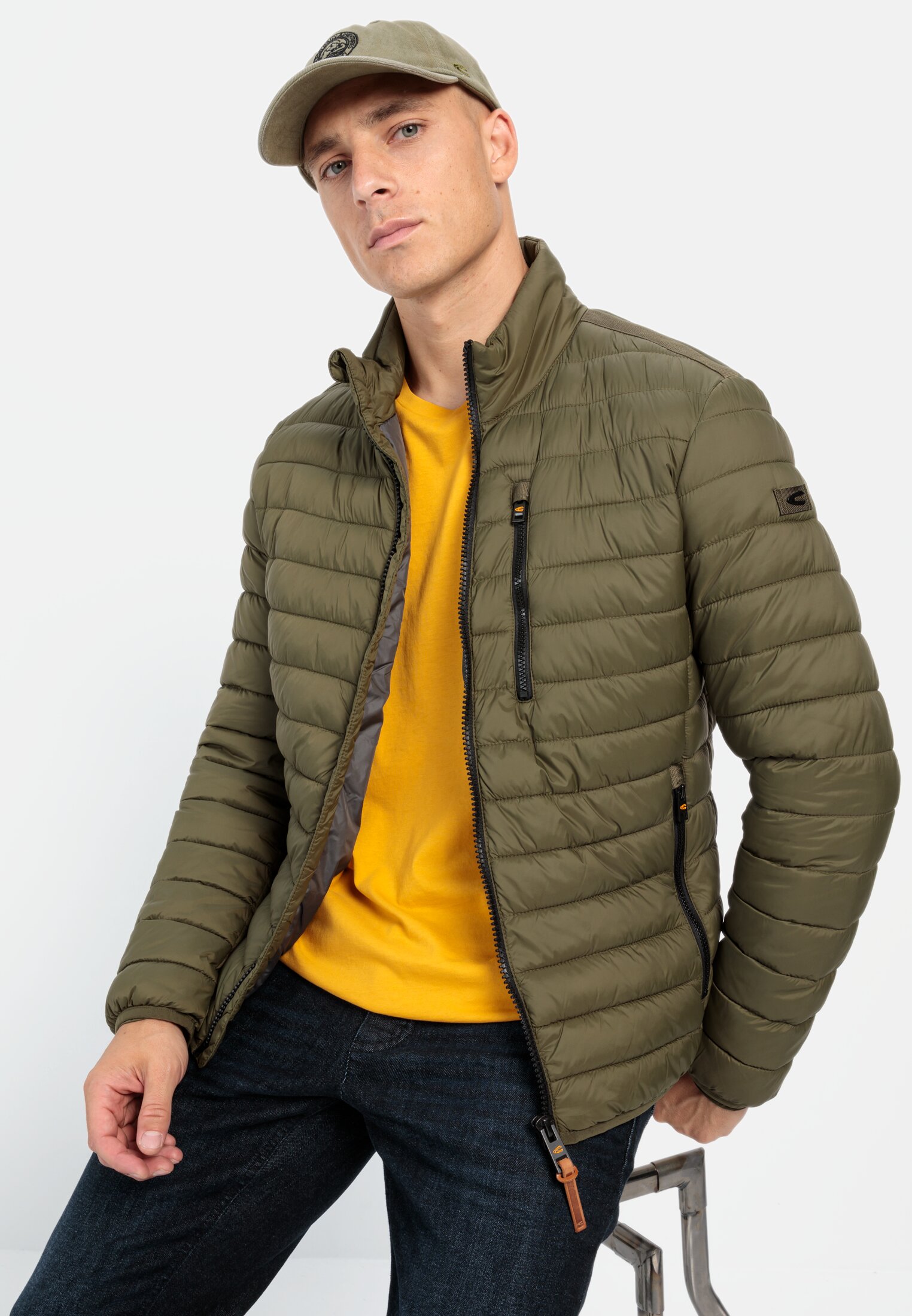 Herren Downfree Steppjacke aus recyceltem Polyester Oliv getragen emotional