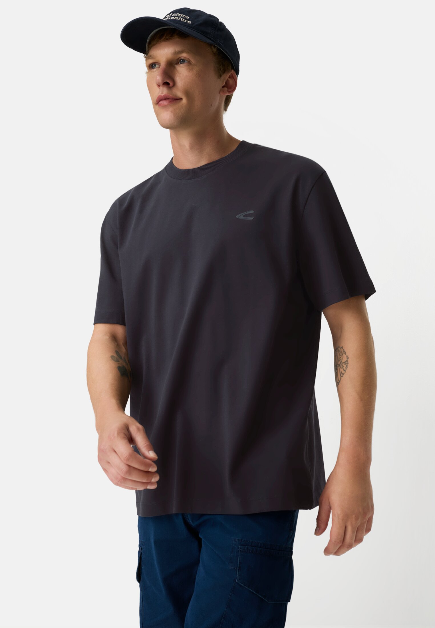 Herren Oversized T-Shirt aus Organic Cotton Navyblau getragen emotional