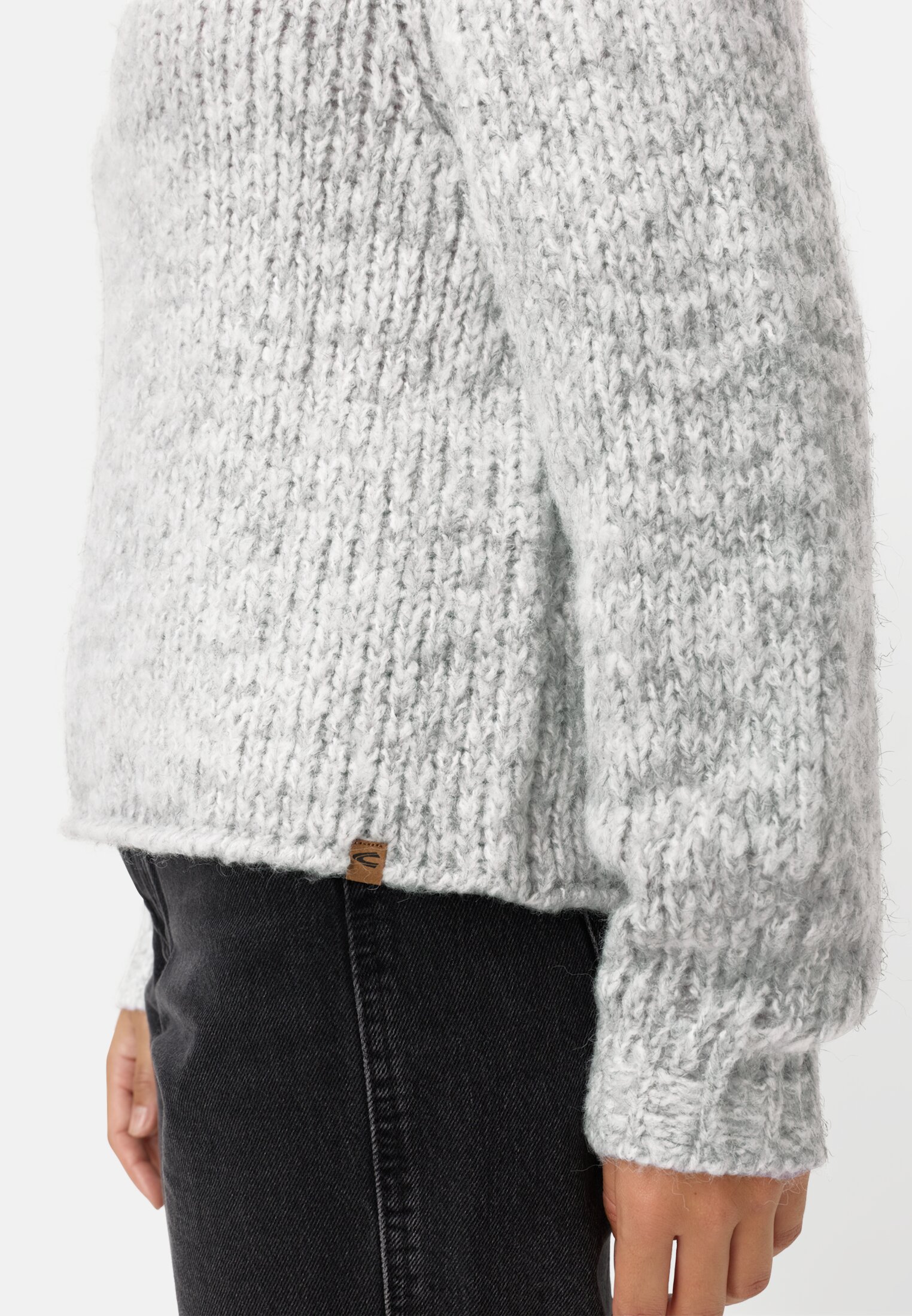 Damen Strickpullover mit weiten Ärmeln Grau getragen detailliert nah