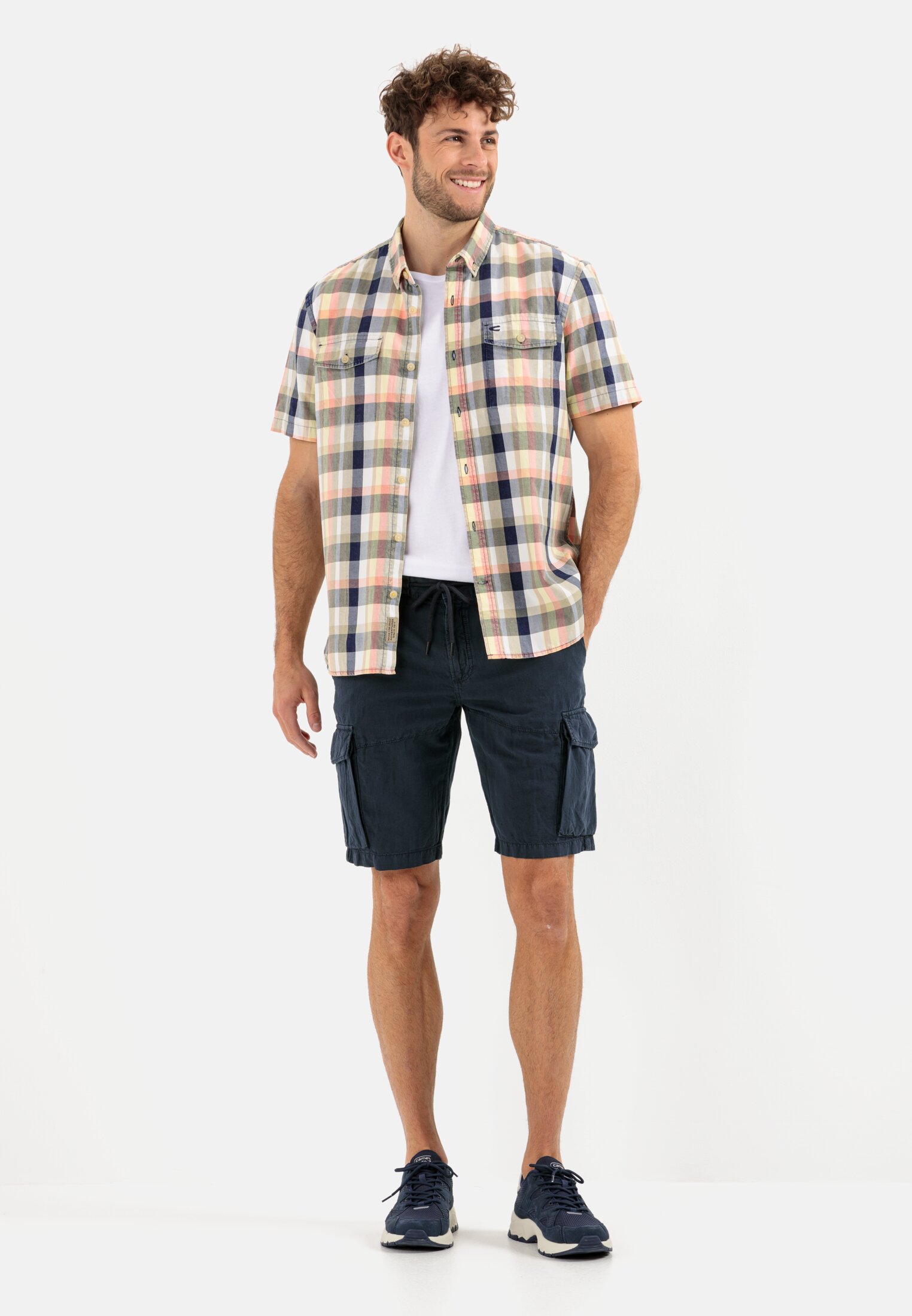 Men Lightweight cargo shorts in a cotton-linen mix Blue worn front full body
