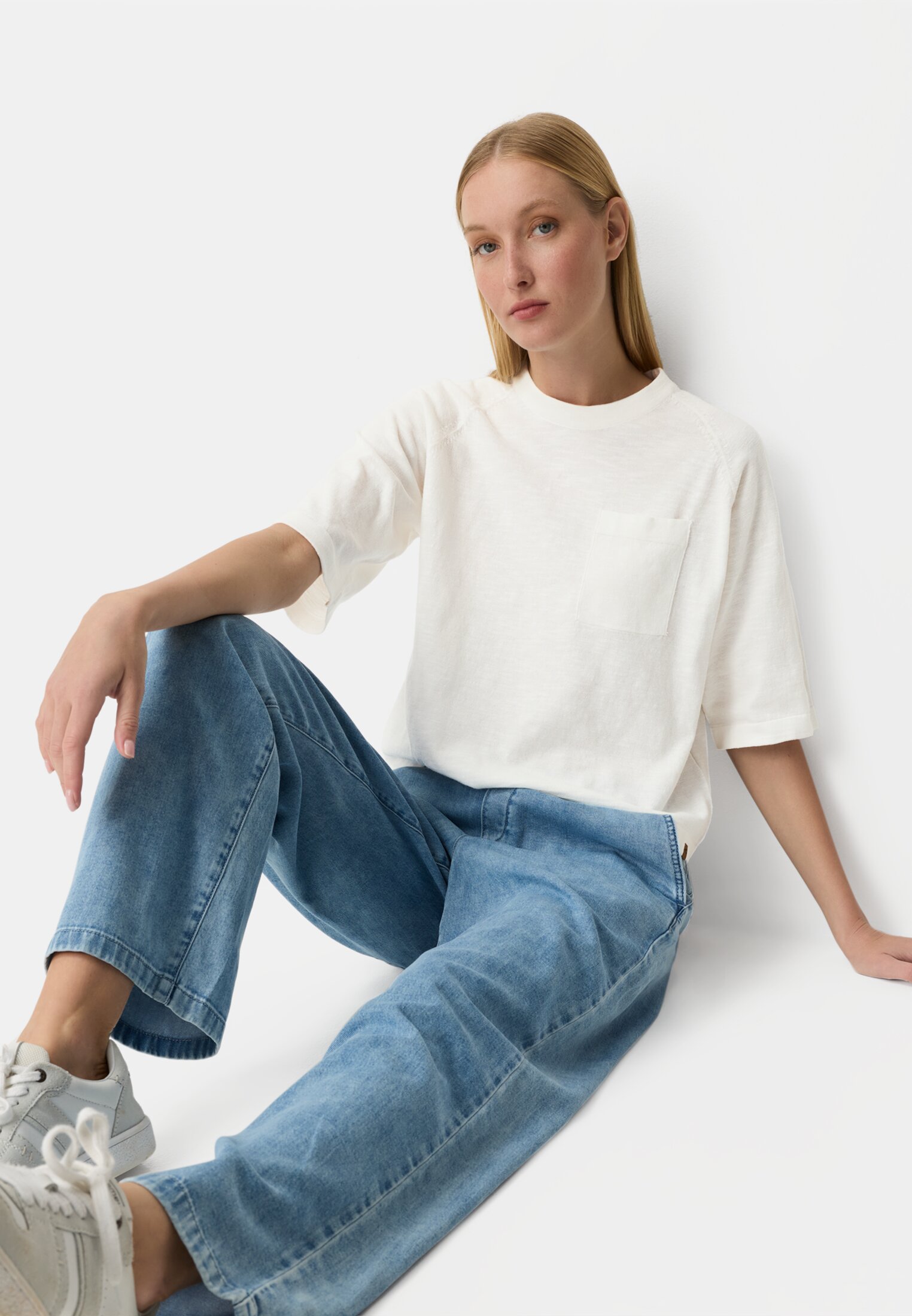 Women Oversized T-shirt with chest pocket Milk White worn emotional