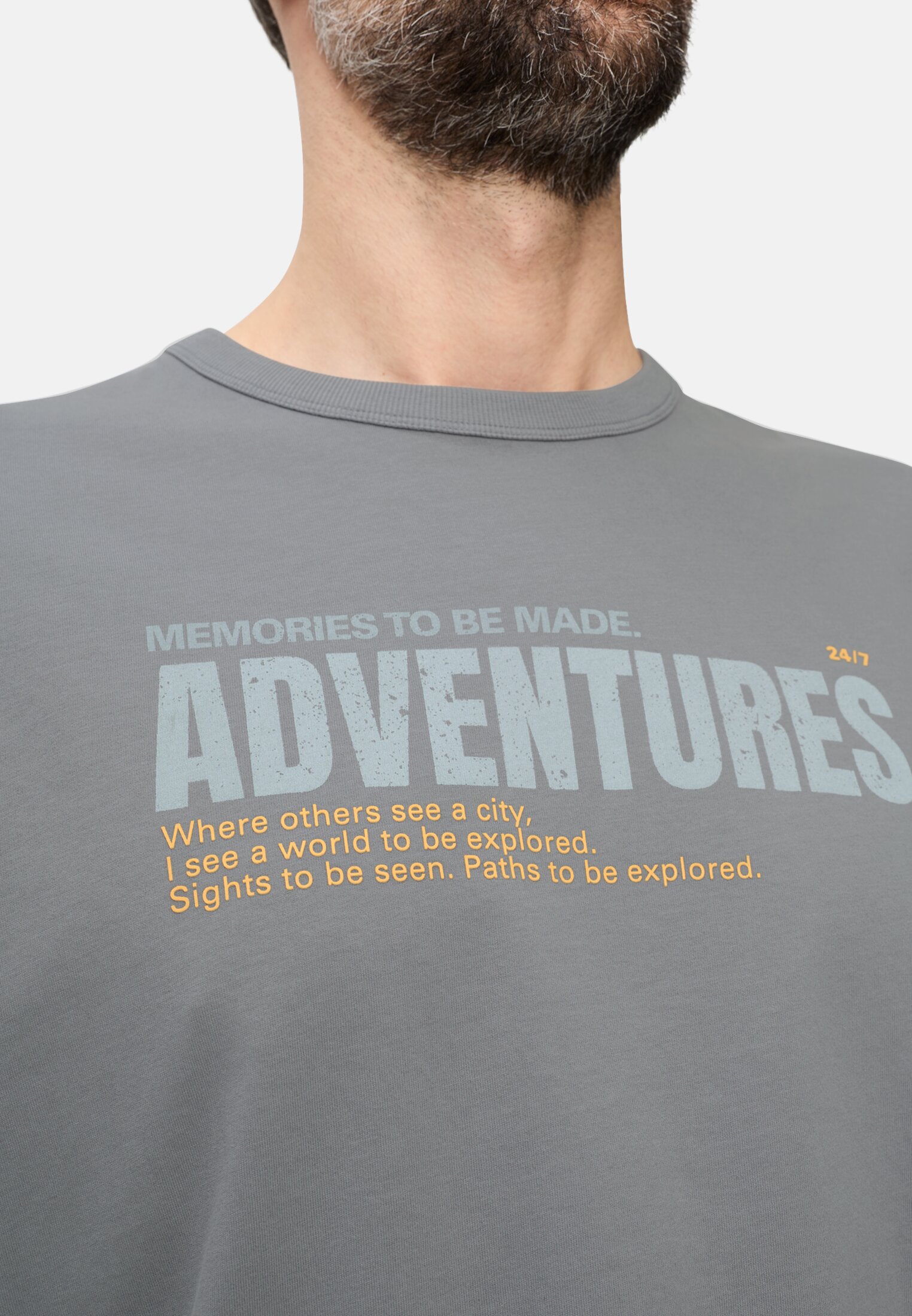 Herren T-Shirt mit Backprint Sturmblau getragen detailliert nah