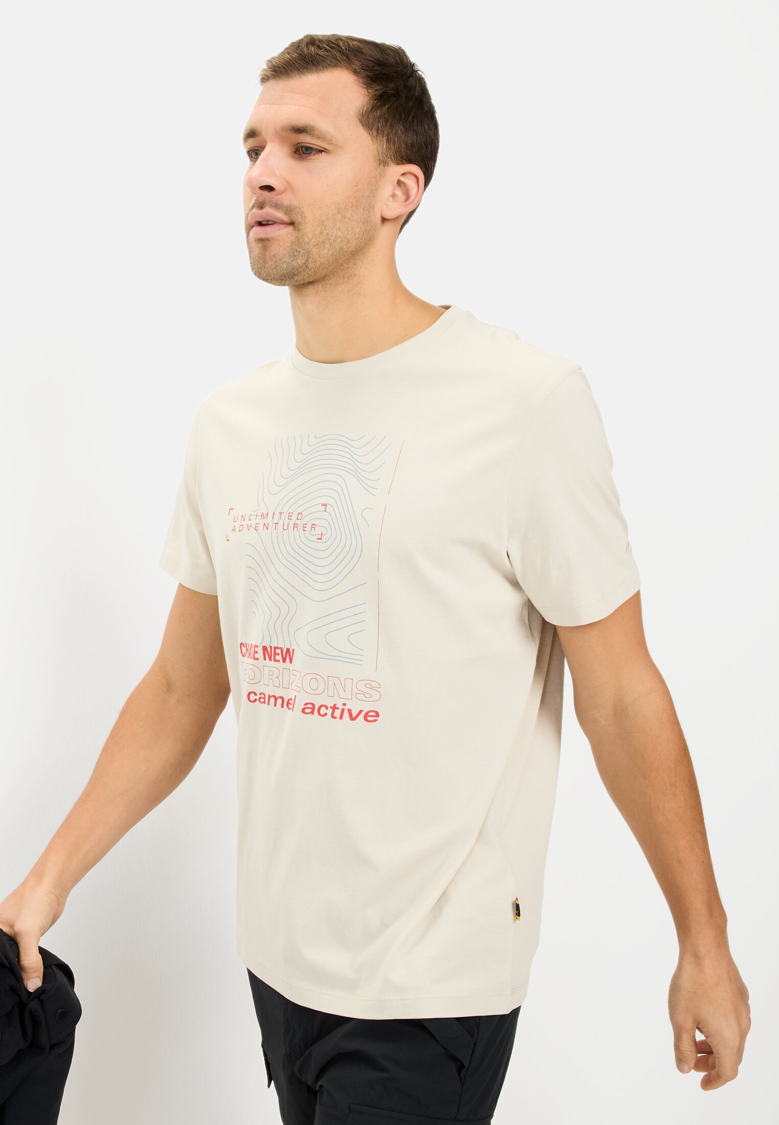 MI_09700-5T02-16_M4-00 Men T-shirt made from organic cotton Beige worn emotional
