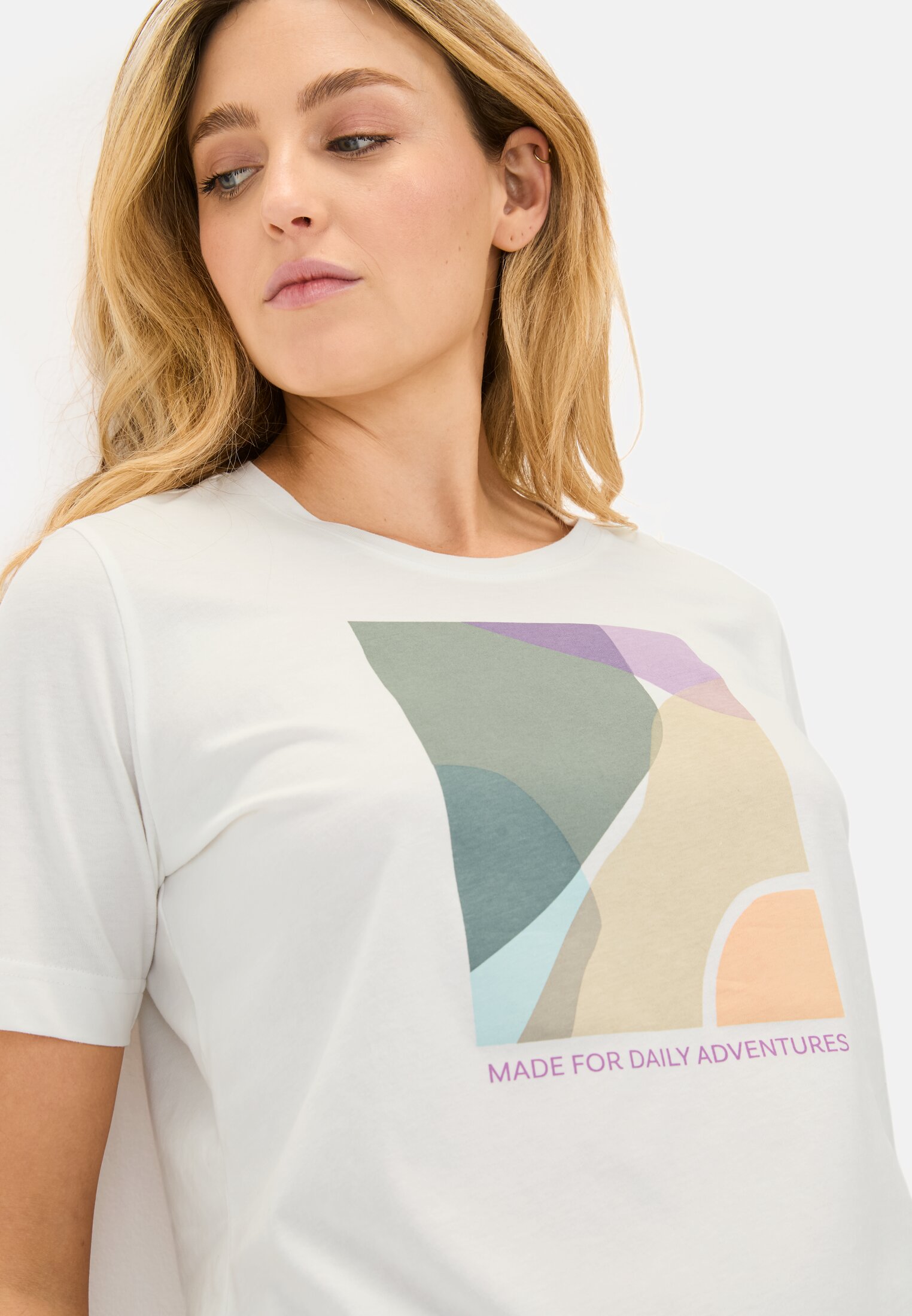 Women T-shirt with print White-Grey worn detail close