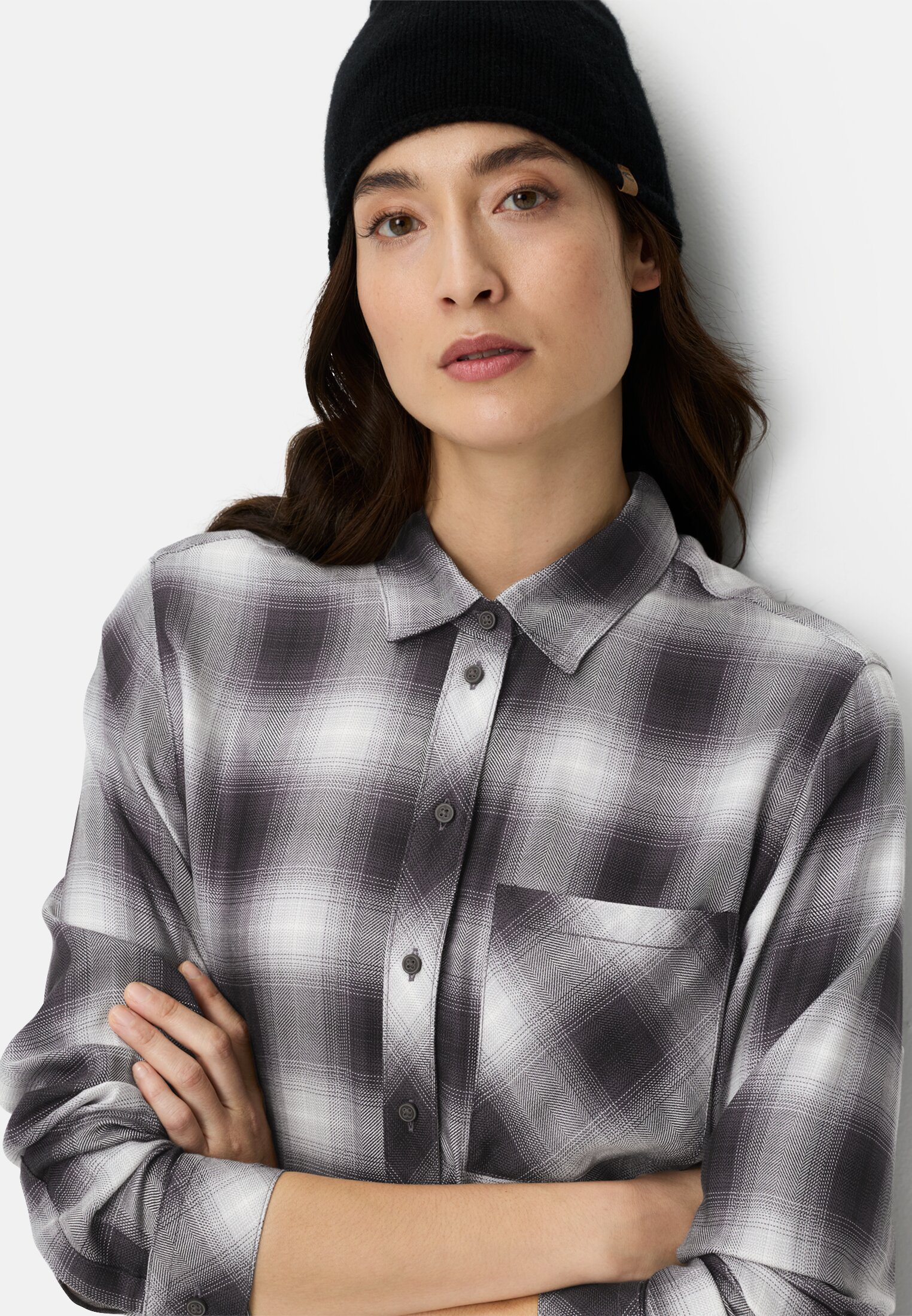 Damen Bluse aus reiner Viskose Grau getragen emotional