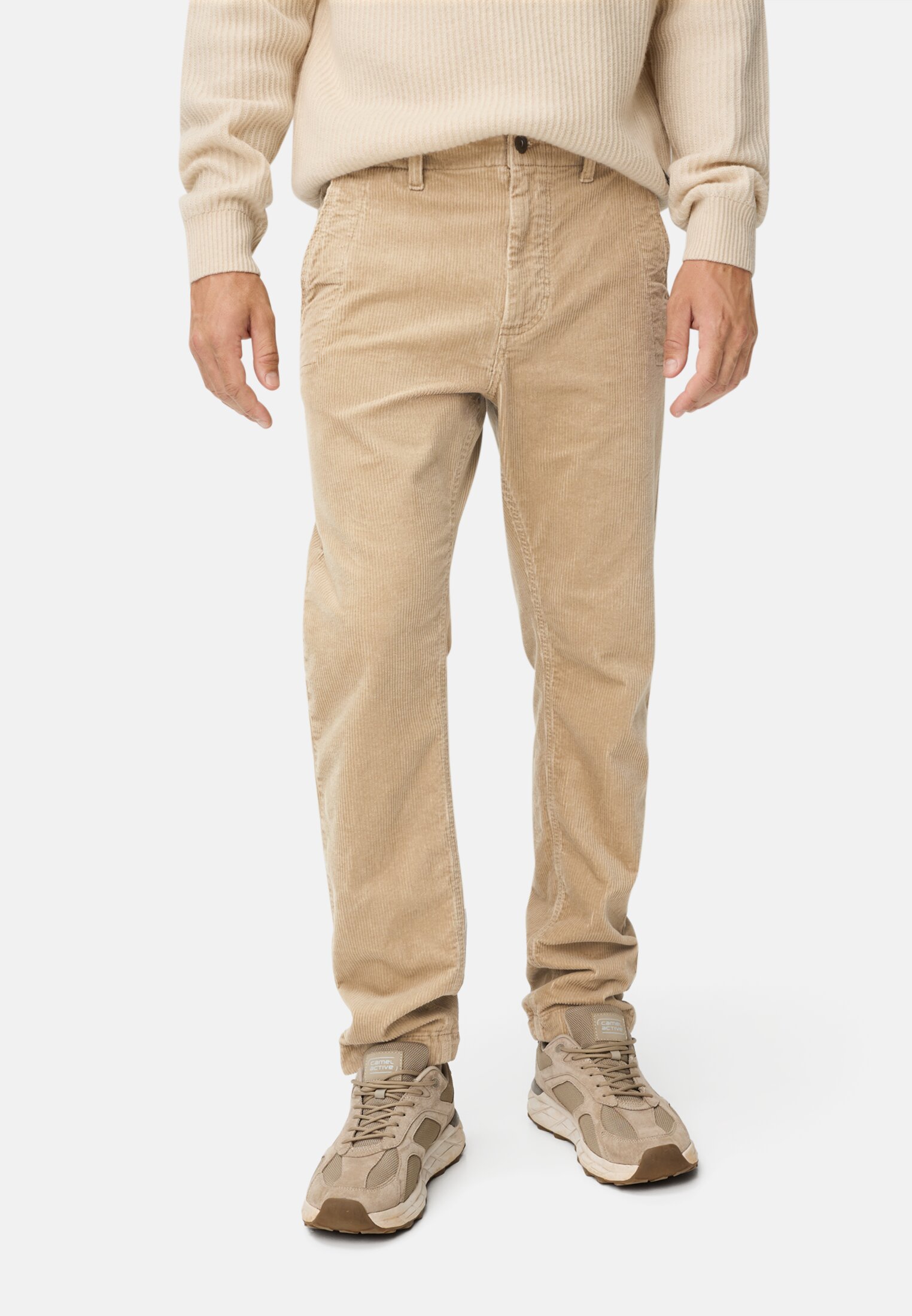 Herren Regular Fit Chino Hose aus Cord Beige getragen vorn