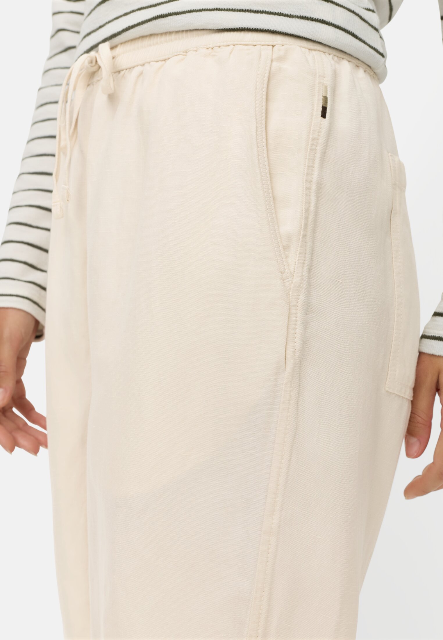 Women Bermuda shorts with drawstring Milk White worn detail close