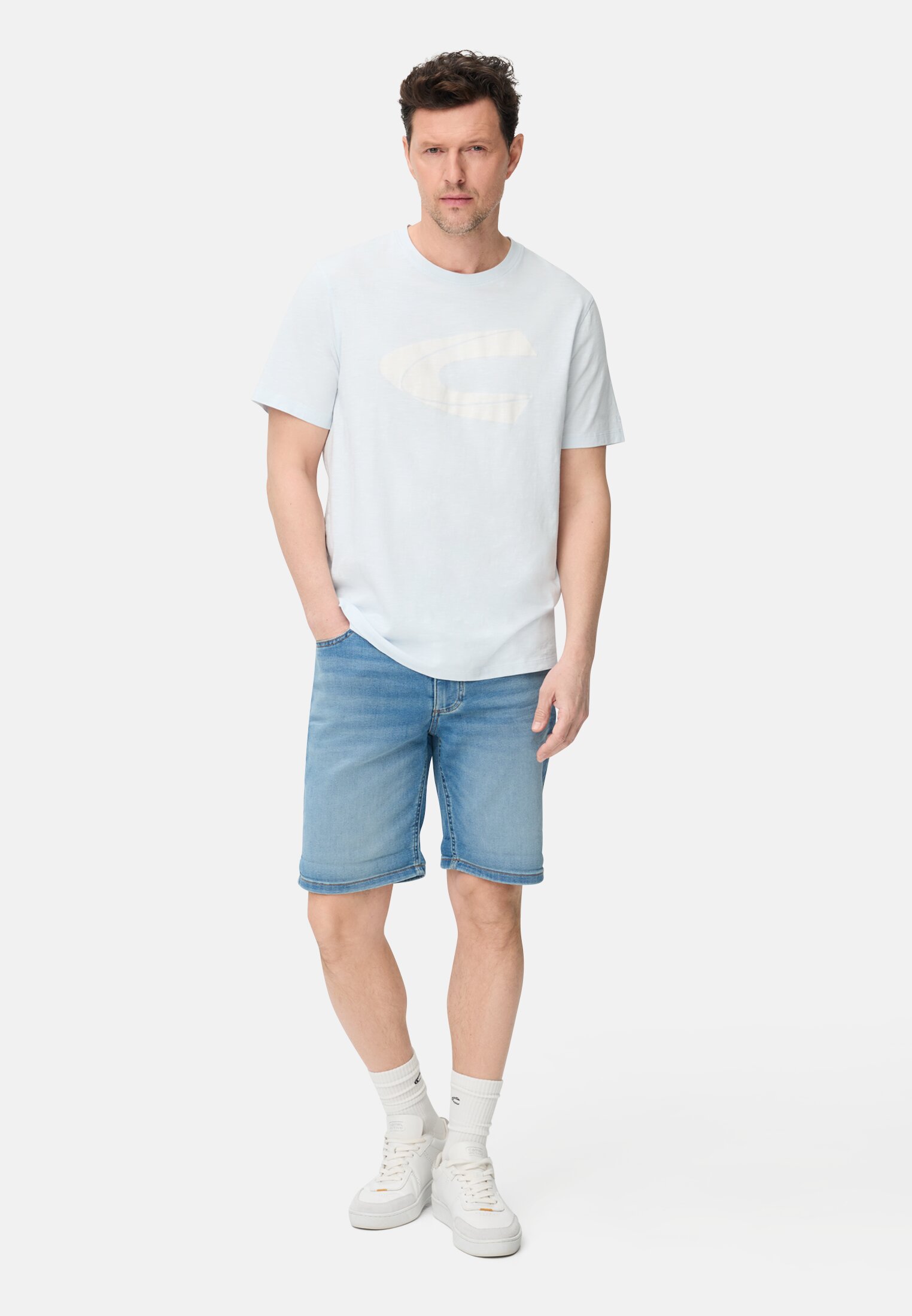 Herren T-Shirt mit reflektierenden Details Himmelblau getragen vorne Ganzkörper