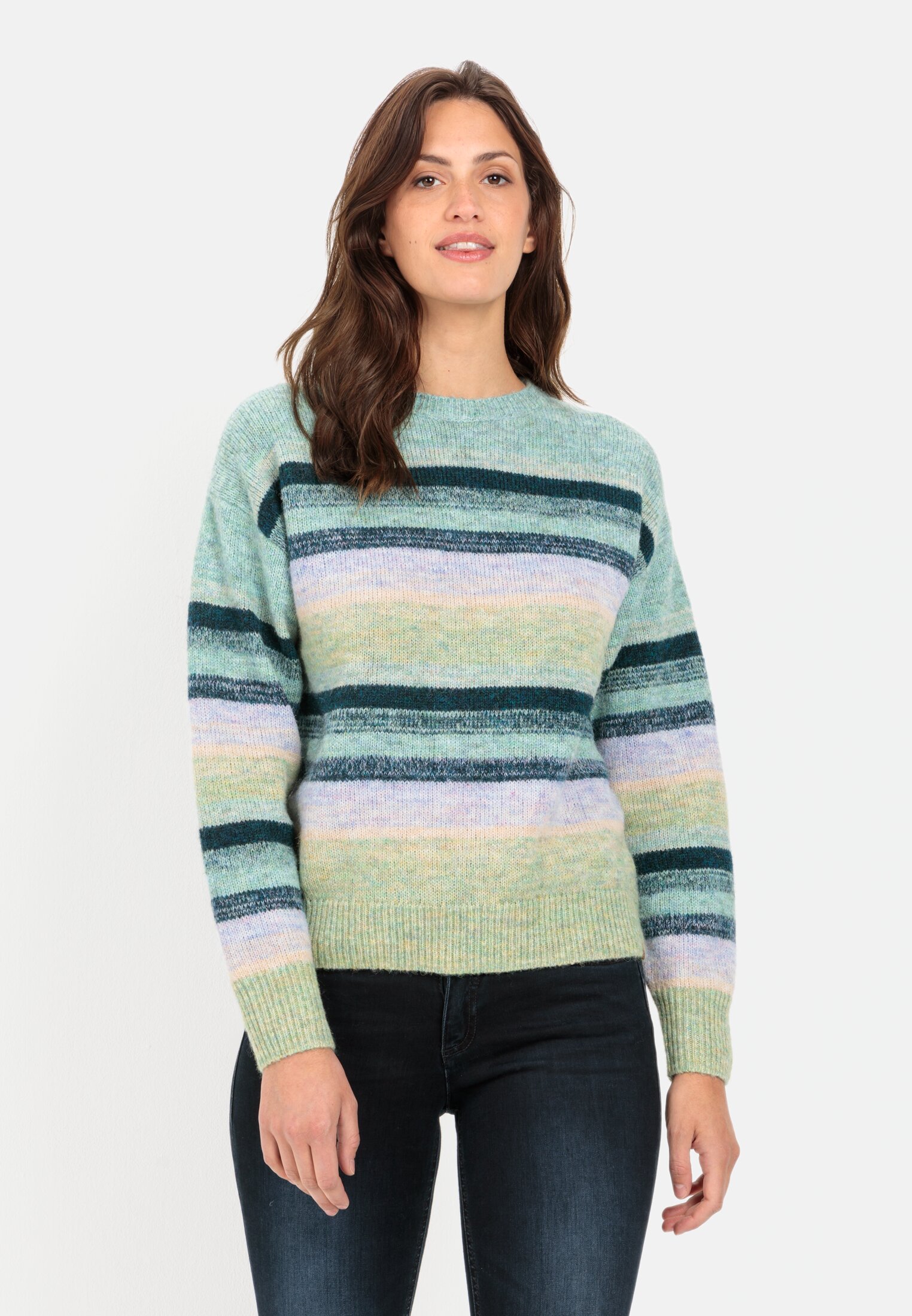 Damen Strickpullover aus recyceltem Materialmix Grün getragen vorn